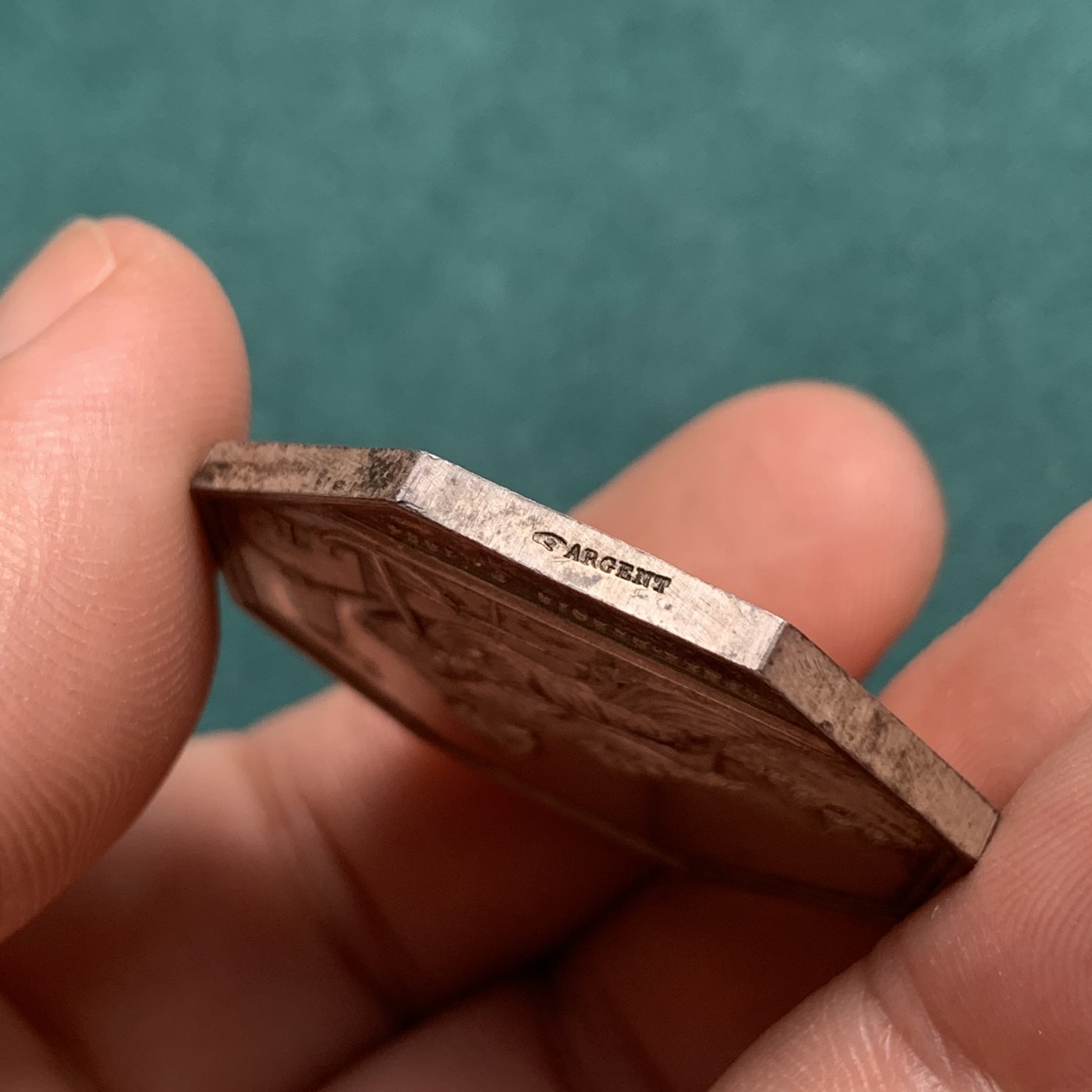 《竞宝斋》八角代币+章牌专场！第182场-周日，周一，周二 3场 (全场包邮) 法国八角银章，瓦朗谢纳省商业银行，19.55g，35.2mm，手指边铭，金黄包浆带初铸纹，边道割手