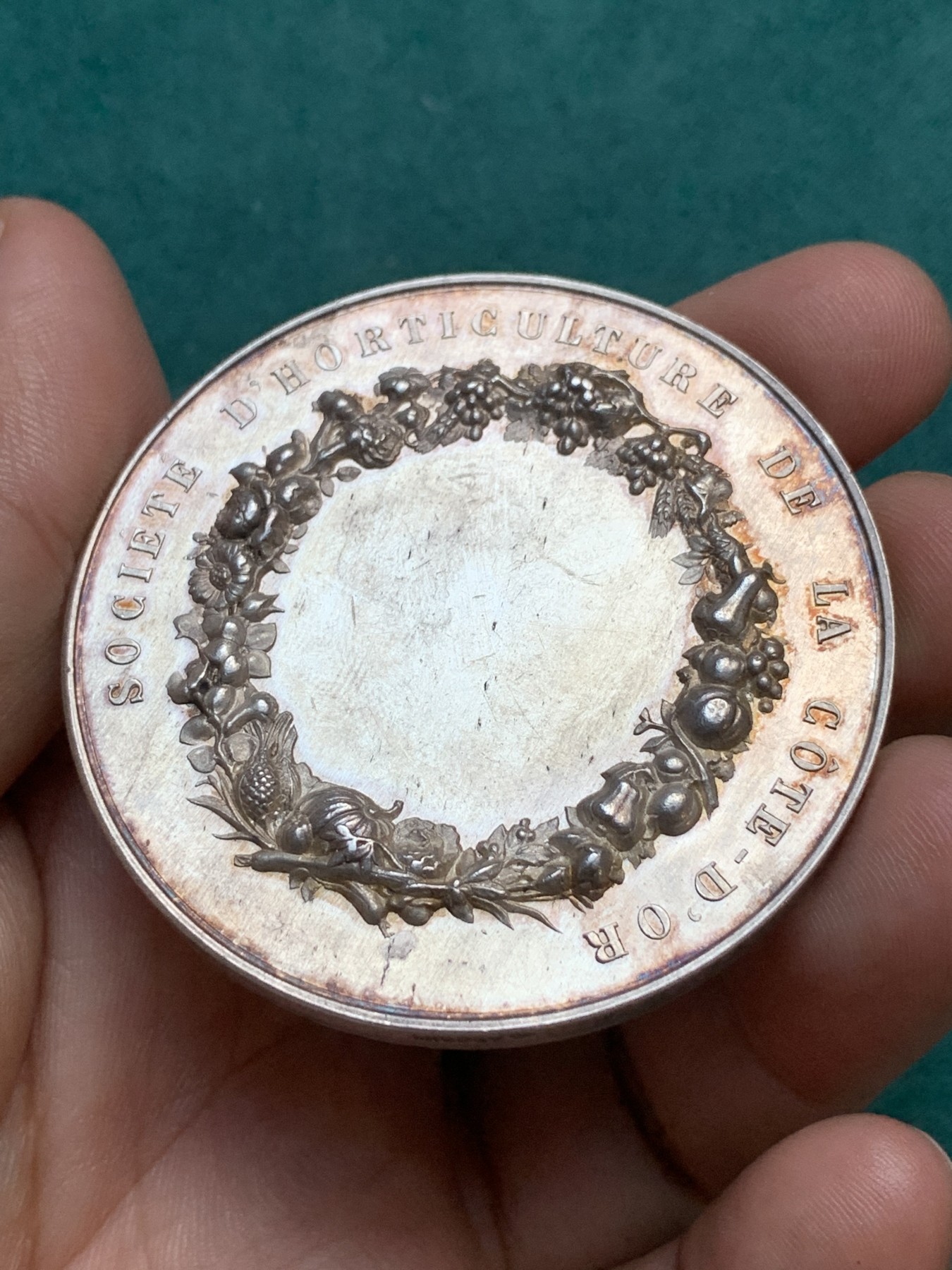 《竞宝斋》八角代币+章牌专场！第182场-周日，周一，周二 3场 (全场包邮) 法国黄金海岸园艺协会银章，71.2g，54.3mm，丰饶角边铭，品相完好，丝绸底光