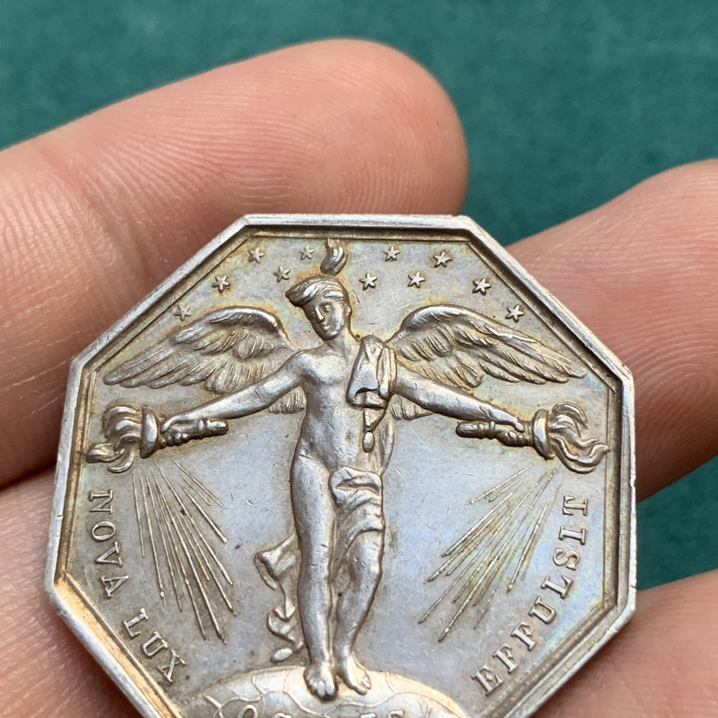 《竞宝斋》八角代币+章牌专场！第182场-周日，周一，周二 3场 (全场包邮) 法国1832-1841燃气照明公司八角银质代币，14.85g，32.3mm，油灯边铭，金黄包浆，少见品种