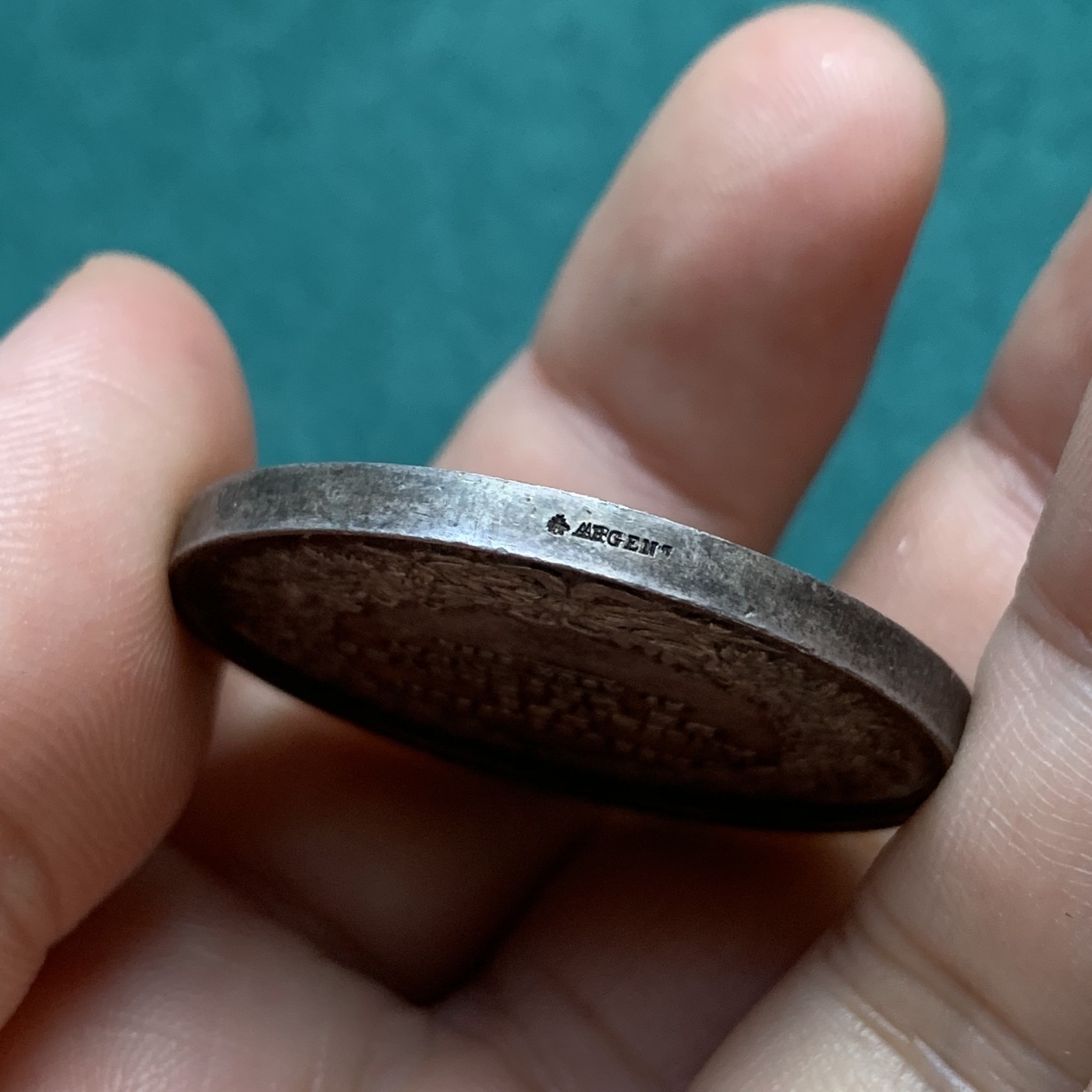 《竞宝斋》八角代币+章牌专场！第182场-周日，周一，周二 3场 (全场包邮) 法国格里尼翁校友会银质代币，23.38g，37mm，蜜蜂边铭，奥古斯丁·贝拉 (Augustin Bella) 右侧的胸像，他是格里尼翁皇家农艺研究所的第一任所长，五彩包浆