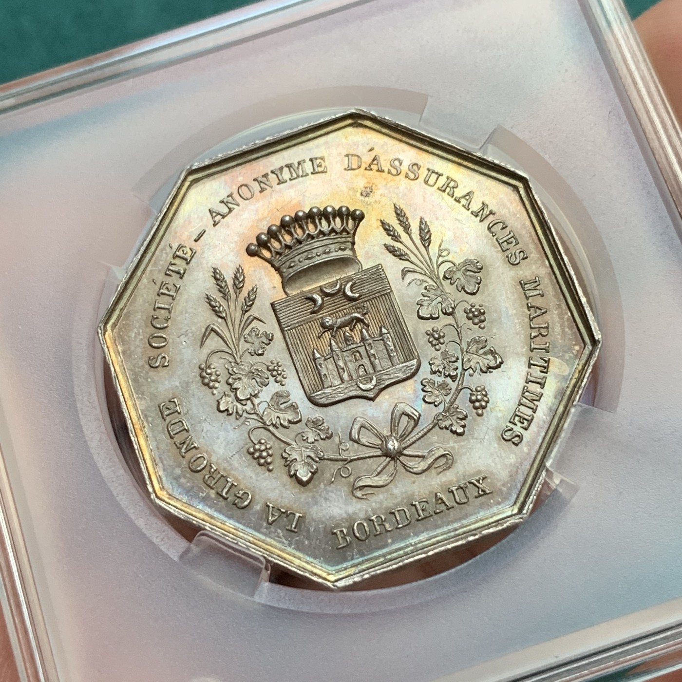 《竞宝斋》八角代币+章牌专场！第182场-周日，周一，周二 3场 (全场包邮) 名誉品法国波尔多吉伦特海事安全协会银质八角代币，高浮雕的科尔杜安灯塔，金黄包浆就像泛着夕阳的海景，油画状态，重20.15克，对边34.6mm，蜜蜂边铭