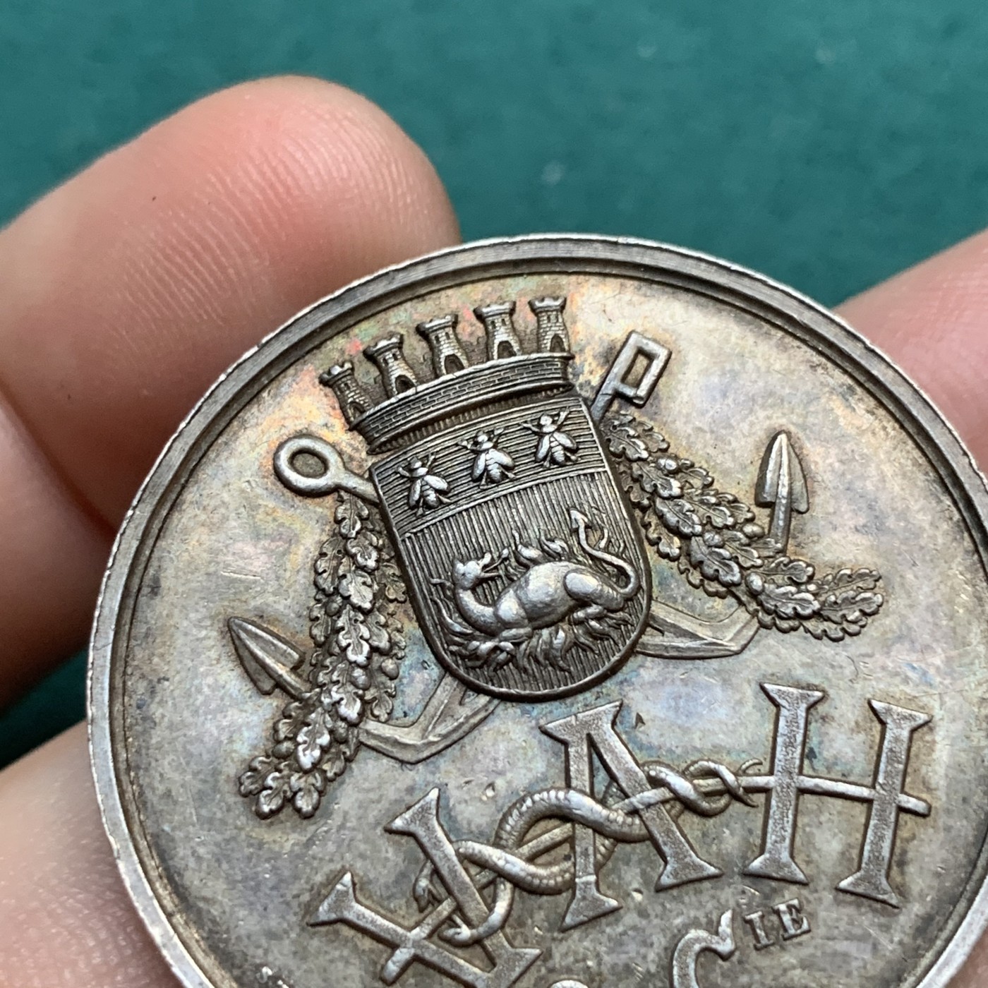 《竞宝斋》八角代币+章牌专场！第182场-周日，周一，周二 3场 (全场包邮) 法国勒阿弗尔商业银行银质代币，19.85g，35.8mm，蜜蜂边铭，金黄包浆，少见品种