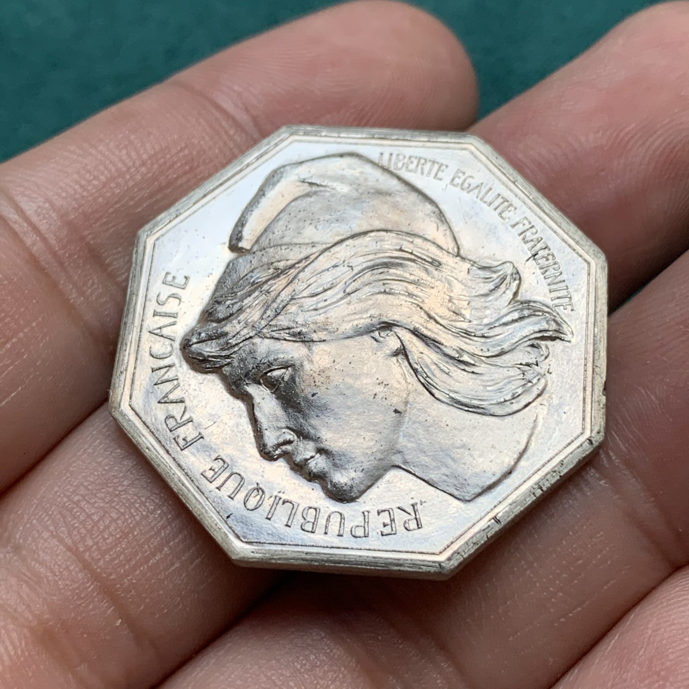 《竞宝斋》八角代币+章牌专场！第182场-周日，周一，周二 3场 (全场包邮) 法国第五共和国1974年总统瓦莱里·季斯卡·德斯坦任职纪念八角银质jeton，正面为现代玛丽安娜形象，21.25g，33.2mm，丰饶角1AR边铭，背面10点钟方向有轻磕