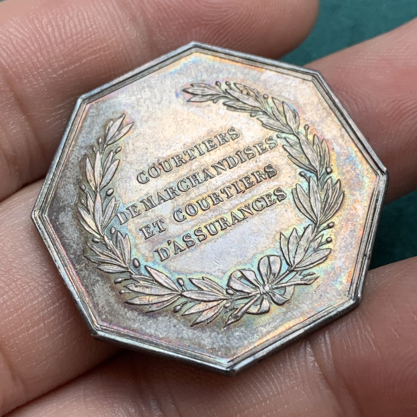 《竞宝斋》八角代币+章牌专场！第182场-周日，周一，周二 3场 (全场包邮) 法国巴黎证券交易所，贸易和保险经纪人JETON银质八角代币，16.92g，34mm，手指边铭，阴阳面包浆