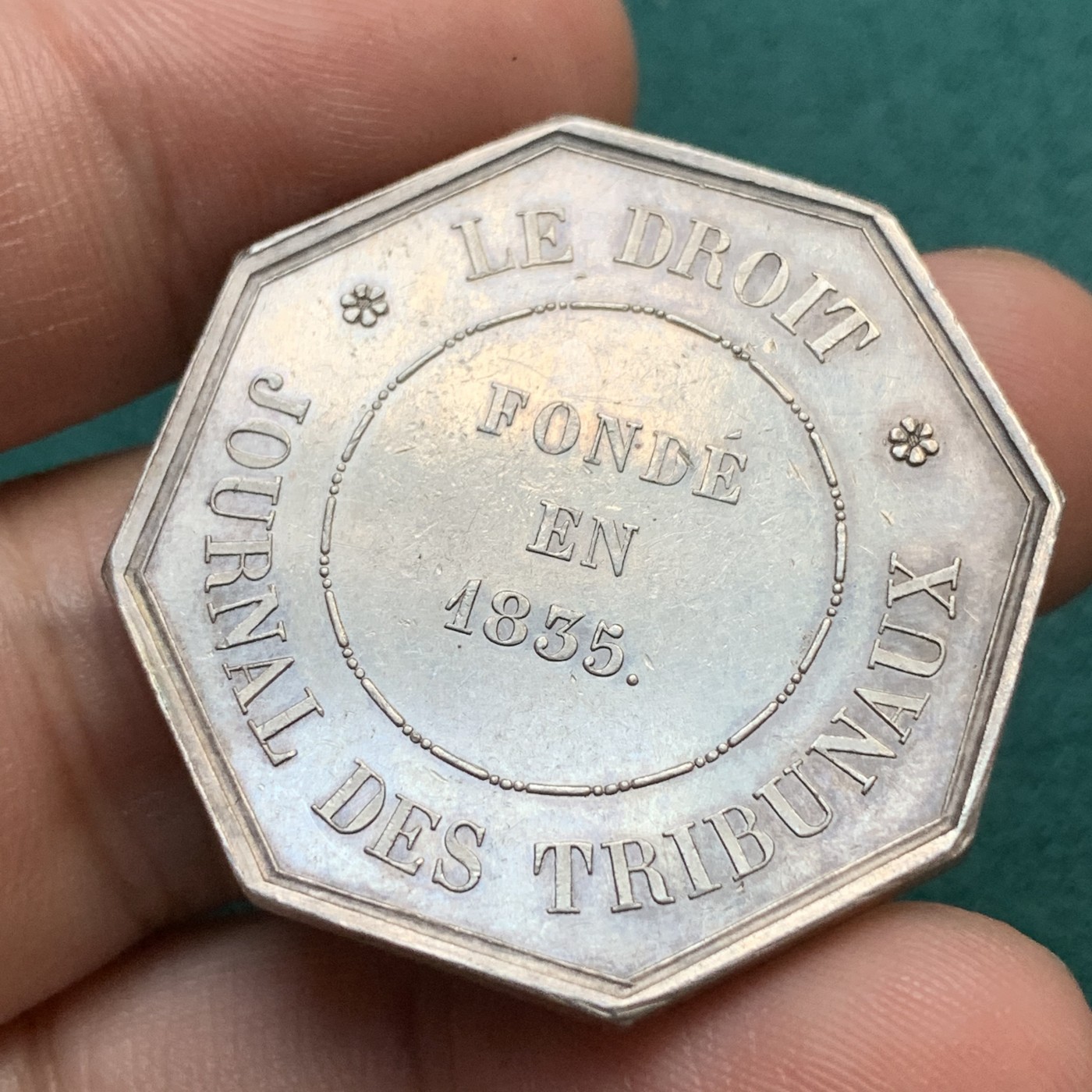 《竞宝斋》八角代币+章牌专场！第182场-周日，周一，周二 3场 (全场包邮) 法国法院新闻杂志JETON 银质八角，24.08g，35mm，手边铭，厚重