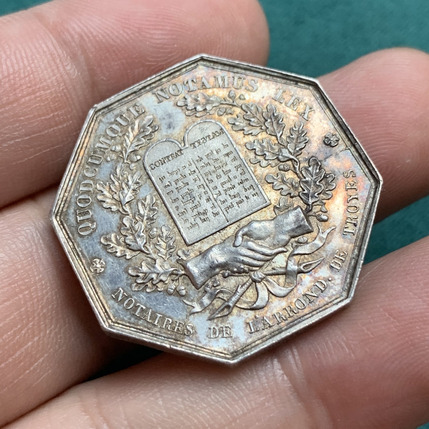 《竞宝斋》八角代币+章牌专场！第182场-周日，周一，周二 3场 (全场包邮) 少见的法国特鲁瓦地区公证人八角银质代币，13.74g，30.5mm，手指边铭，黄油彩