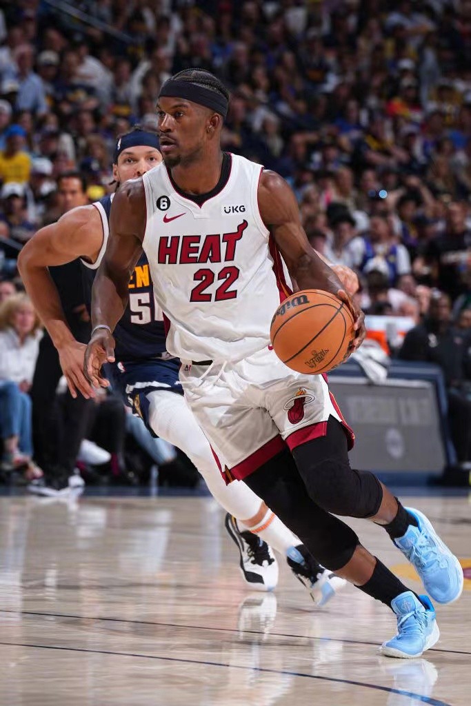 零元拍：战神吉米-巴特勒亲笔签名NBA官方迈阿密热火儿童关怀T恤，极其稀有红色墨迹一如这个赛季的迈阿密一样火热，当然不要错过！