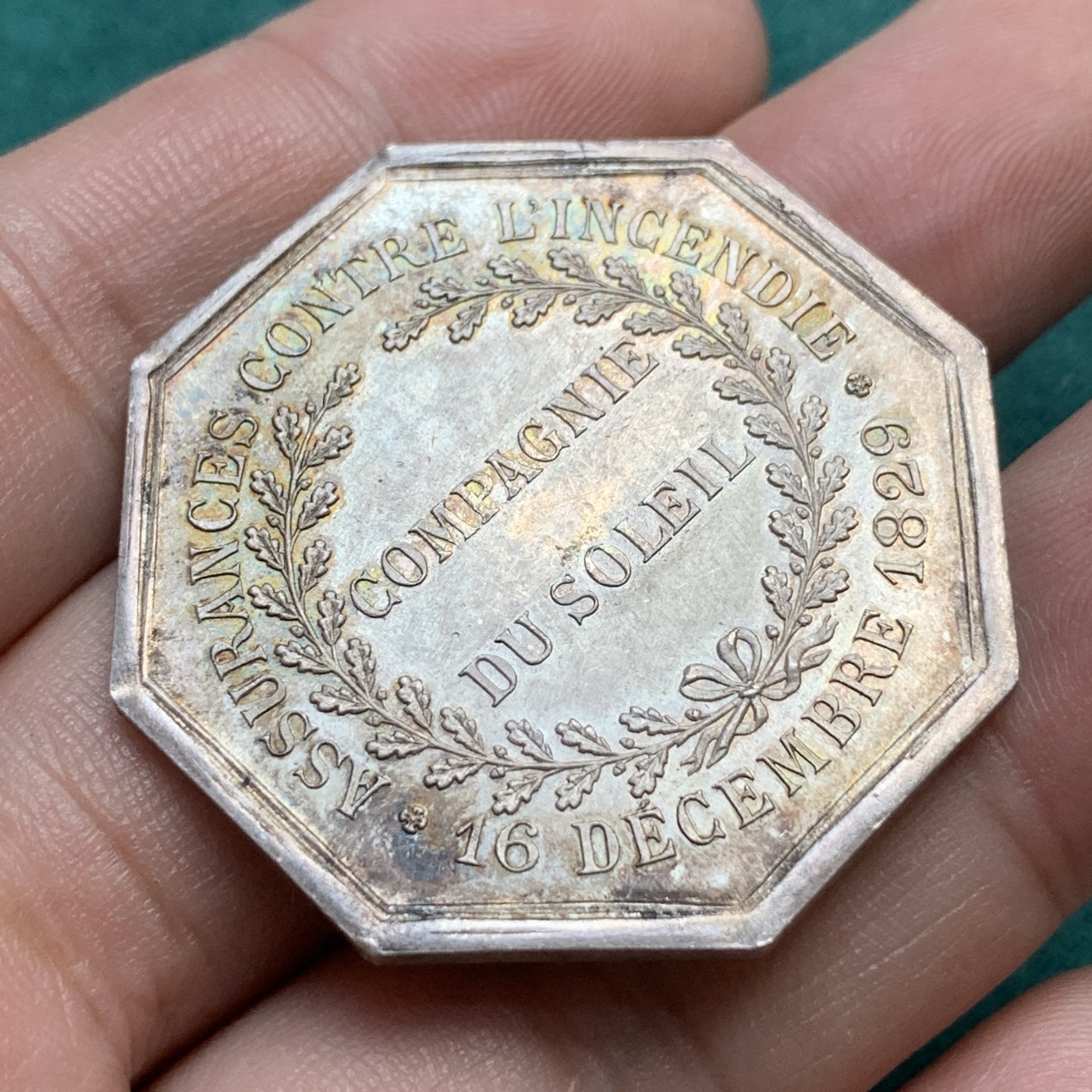 《竞宝斋》八角代币+章牌专场！第182场-周日，周一，周二 3场 (全场包邮) 法国1829年太阳保险公司八角银质代币，20.31g，37.7mm，丰饶角边铭，五彩油性包浆，正面为太阳神阿波罗