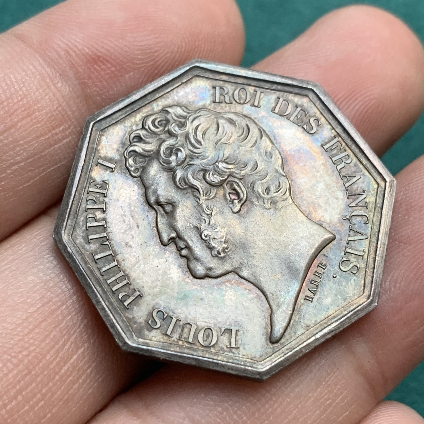 《竞宝斋》八角代币+章牌专场！第182场-周日，周一，周二 3场 (全场包邮) 法国1832-1841菲利普头像 奥尔良商会 银质八角代币，13.65克32毫米 神灯边铭 包浆不错