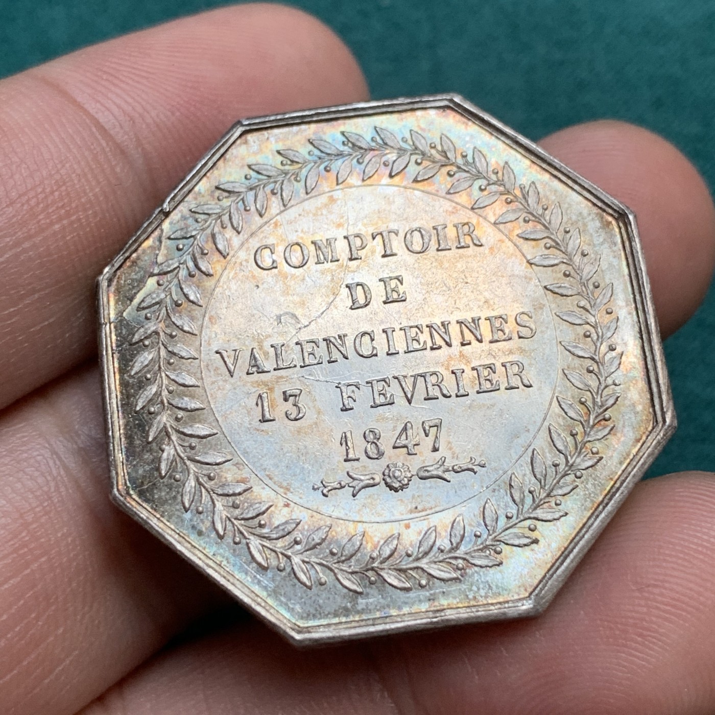 《竞宝斋》八角代币+章牌专场！第182场-周日，周一，周二 3场 (全场包邮) 法国保险信用联盟八角银质代币，18.98g，34.3mm，手指边铭，超高浮雕高边，少见的墨丘利女性形象，细节极好，五彩包浆