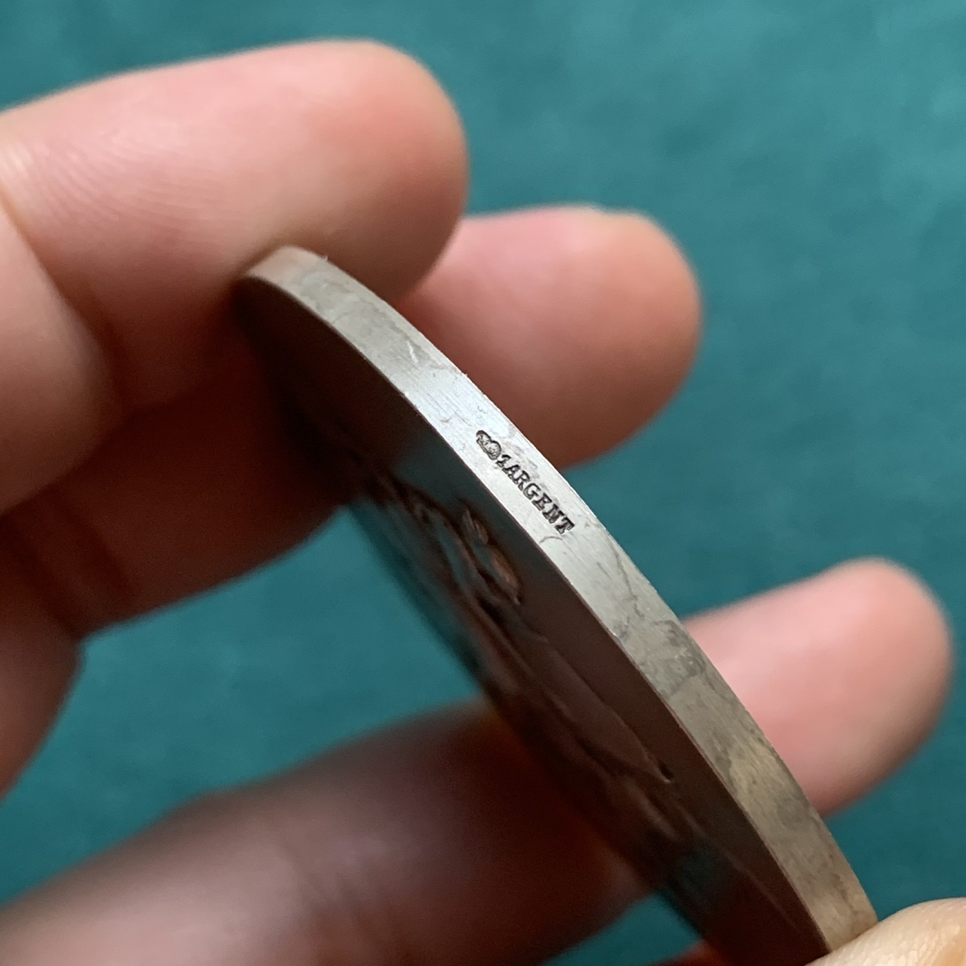 《竞宝斋》八角代币+章牌专场！第182场-周日，周一，周二 3场 (全场包邮) 经典的法国“云端天使”银章，60.42g，50mm，丰饶角+1银标，右边有些许擦损，其余品相完好