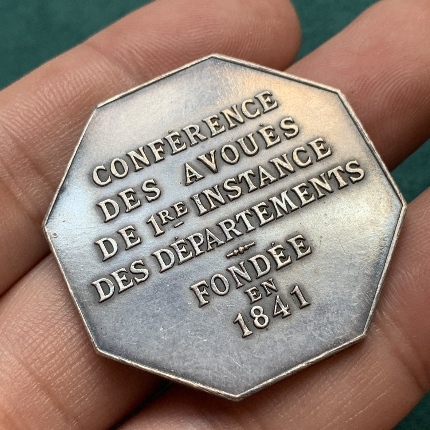 《竞宝斋》八角代币+章牌专场！第182场-周日，周一，周二 3场 (全场包邮) 法国一审代理人会议八角银质jeton，19.85g，36.7mm，丰饶角边铭，经典的天马行空设计