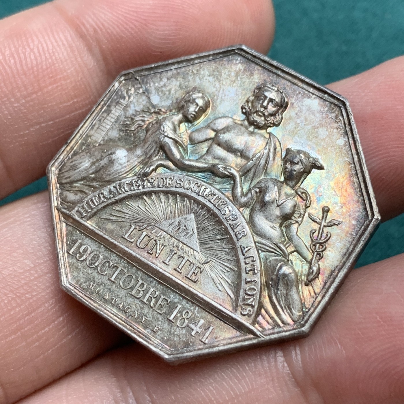 《竞宝斋》八角代币+章牌专场！第182场-周日，周一，周二 3场 (全场包邮) 法国保险信用联盟八角银质代币，18.98g，34.3mm，手指边铭，超高浮雕高边，少见的墨丘利女性形象，细节极好，五彩包浆