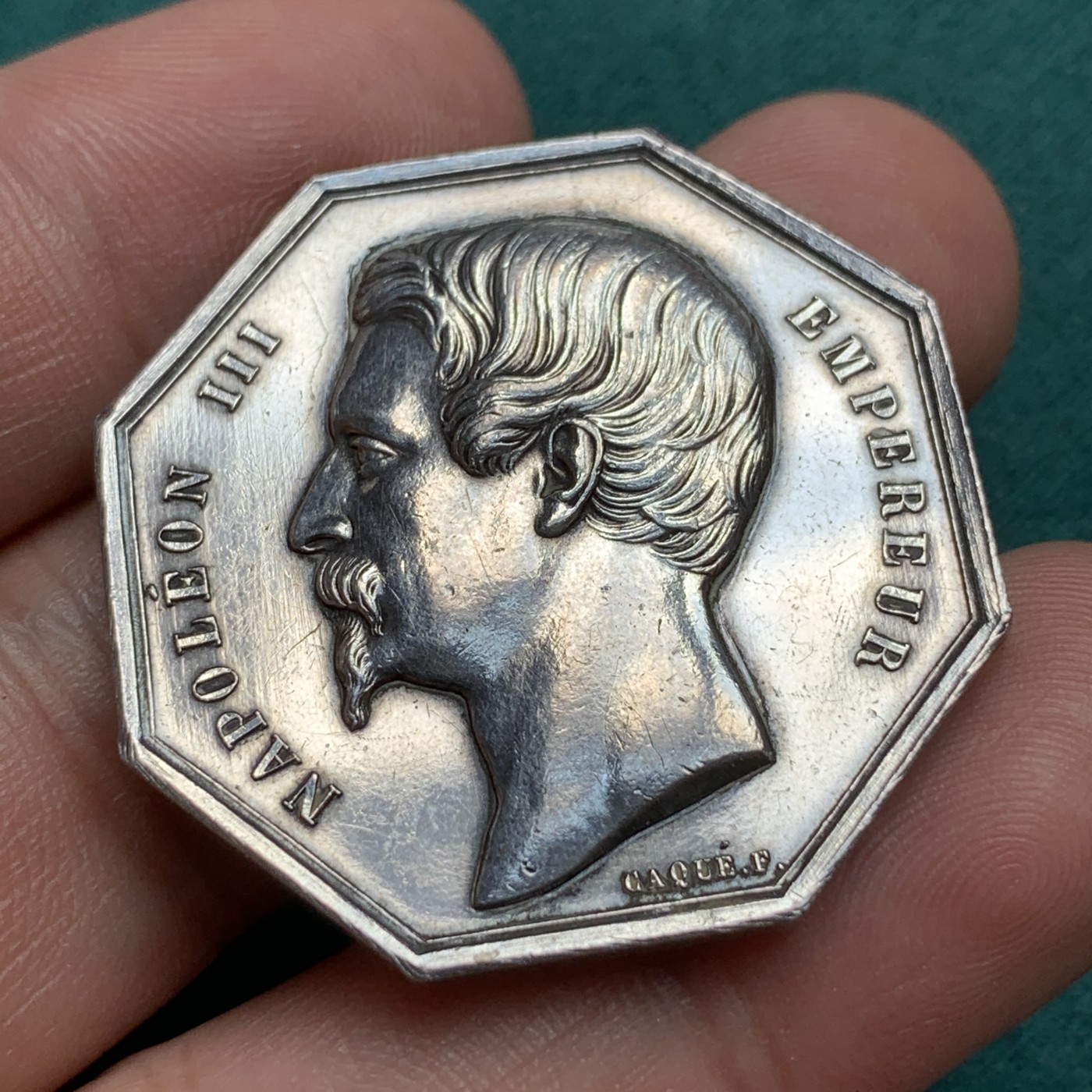 《竞宝斋》八角代币+章牌专场！第182场-周日，周一，周二 3场 (全场包邮) 法国马赛商会八角银质代币，18.47g，34.8mm，蜜蜂边铭