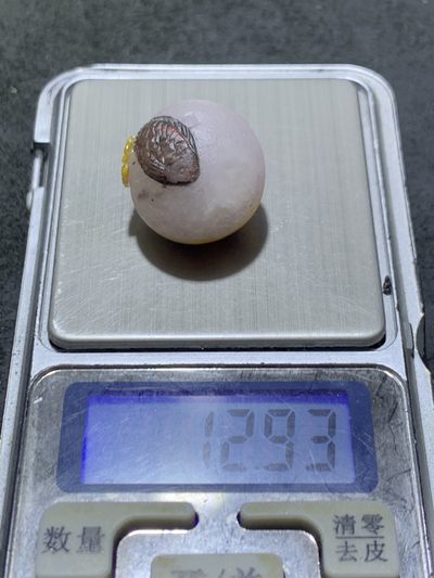 精美亚光高玉化冰飘战国红玛瑙手工俏色巧护花使者随形珠子一颗！ 精美亚光高玉化冰飘战国红玛瑙手工俏色巧护花使者随形珠子一颗！