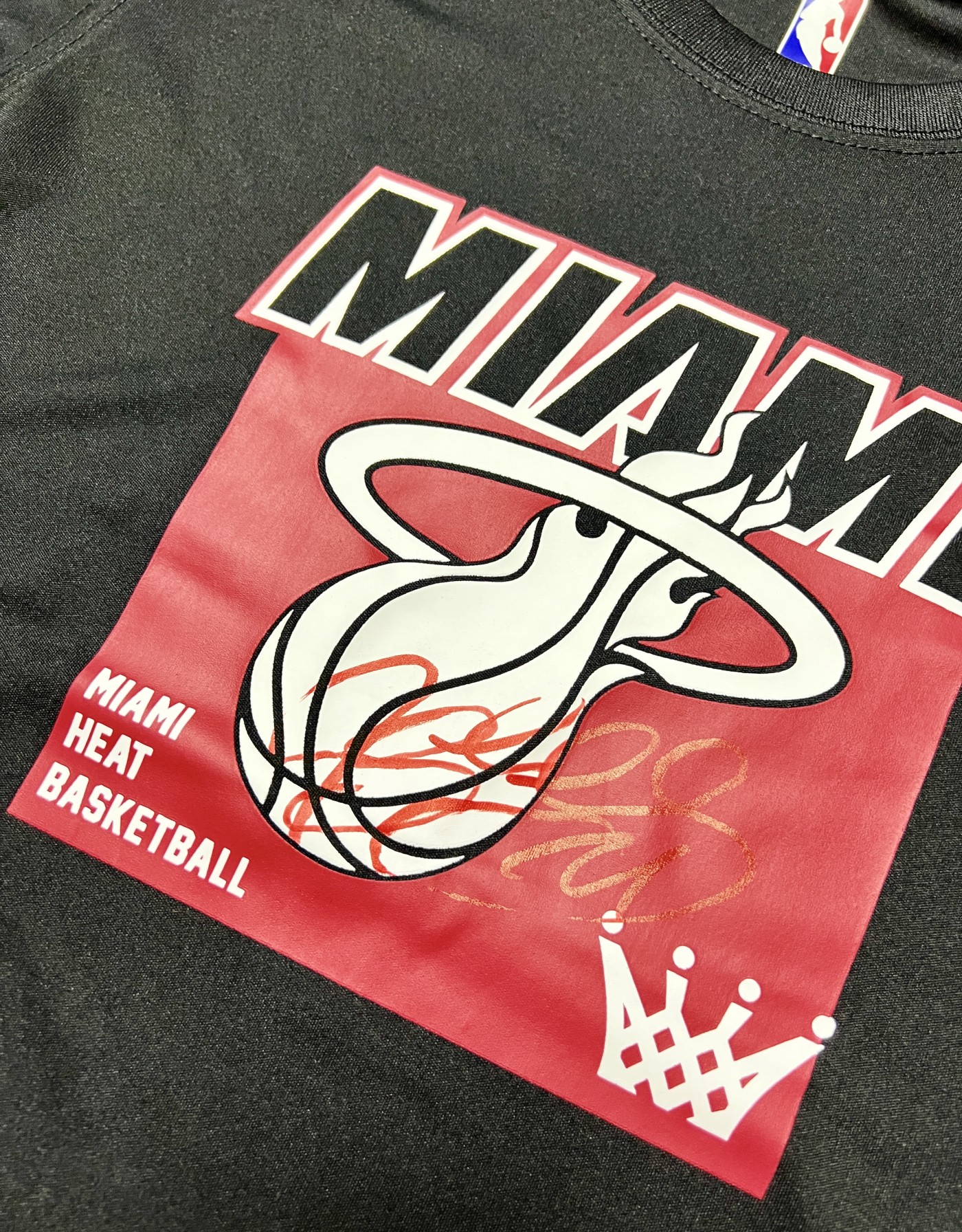 零元拍：战神吉米-巴特勒亲笔签名NBA官方迈阿密热火儿童关怀T恤，极其稀有红色墨迹一如这个赛季的迈阿密一样火热，当然不要错过！