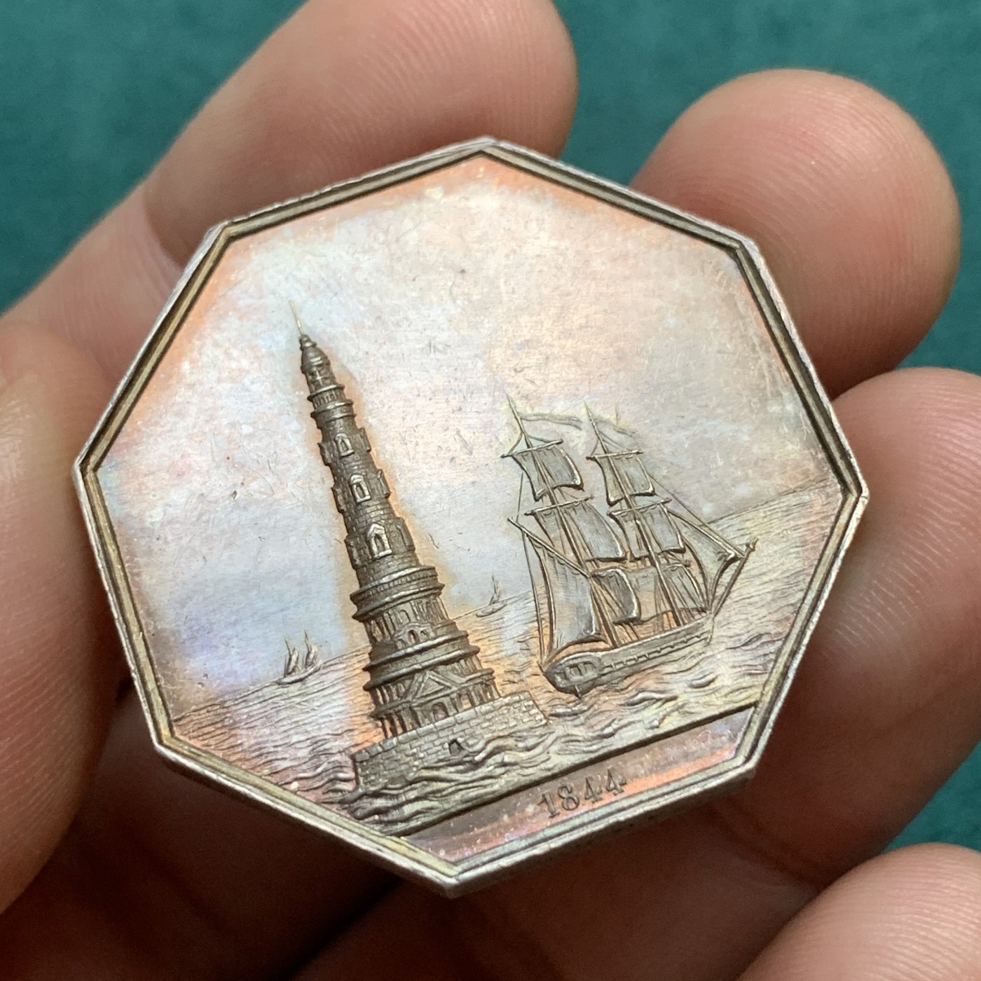 《竞宝斋》八角代币+章牌专场！第182场-周日，周一，周二 3场 (全场包邮) 名誉品法国波尔多吉伦特海事安全协会银质八角代币，高浮雕的科尔杜安灯塔，金黄包浆就像泛着夕阳的海景，油画状态，重20.15克，对边34.6mm，蜜蜂边铭