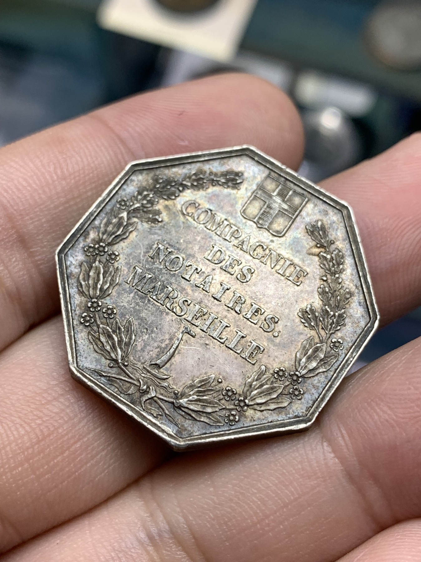 《竞宝斋》八角代币+章牌专场！第182场-周日，周一，周二 3场 (全场包邮) 法国1832-1841 银质八角代币 马赛 公证处 神灯边铭，重13.6g，对边直径30.9mm，老包浆