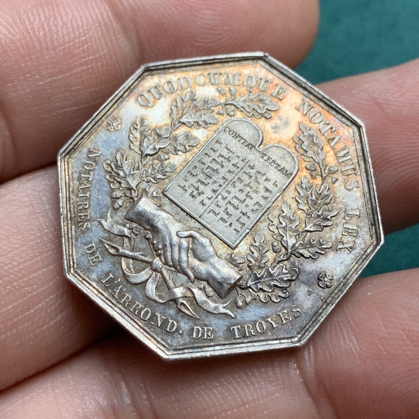 《竞宝斋》八角代币+章牌专场！第182场-周日，周一，周二 3场 (全场包邮) 少见的法国特鲁瓦地区公证人八角银质代币，13.74g，30.5mm，手指边铭，黄油彩