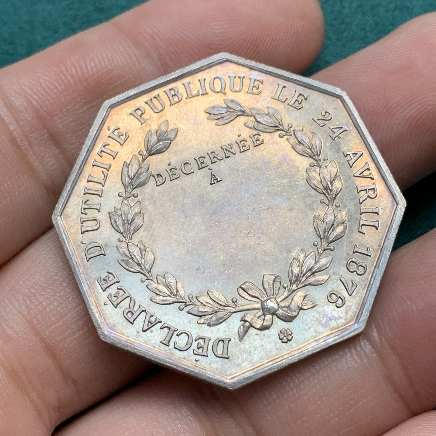 《竞宝斋》八角代币+章牌专场！第182场-周日，周一，周二 3场 (全场包邮) 法国1876年猎人反盗猎协会八角银质代币，正面为猎人保护神圣休伯特的雄鹿，背面空白留给会员刻上自己名字，21.19g，36.3mm，菱形+银标，含银95%，首见品种，带初铸纹，未流通