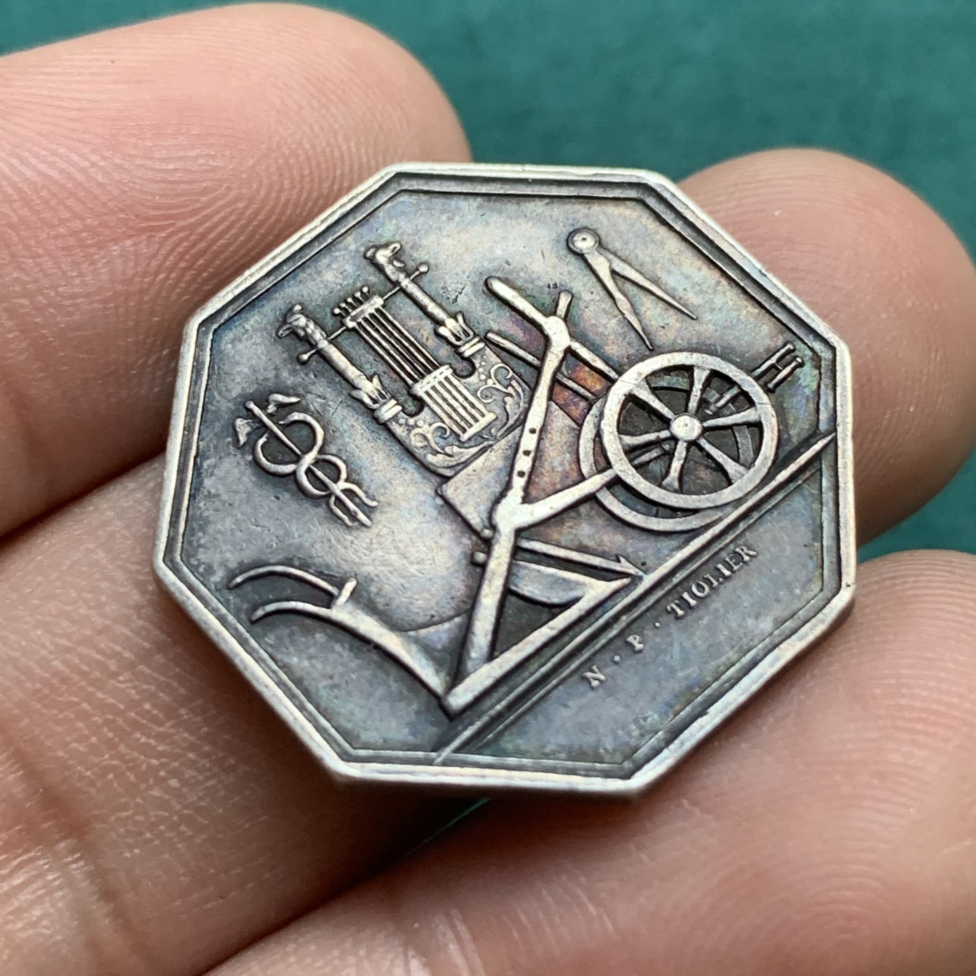 《竞宝斋》八角代币+章牌专场！第182场-周日，周一，周二 3场 (全场包邮) 法国莫城农业科学与艺术协会银质八角代币，25mm，7.72g，手指边铭（1845-1860年）