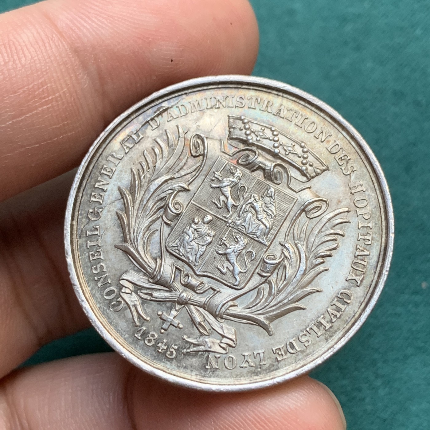 《竞宝斋》八角代币+章牌专场！第182场-周日，周一，周二 3场 (全场包邮) 法国银质代币，里昂霍皮塔夫平民管理委员会 希尔德贝尔特夫妇，15.28g，34.5mm，手指边铭，黄油彩