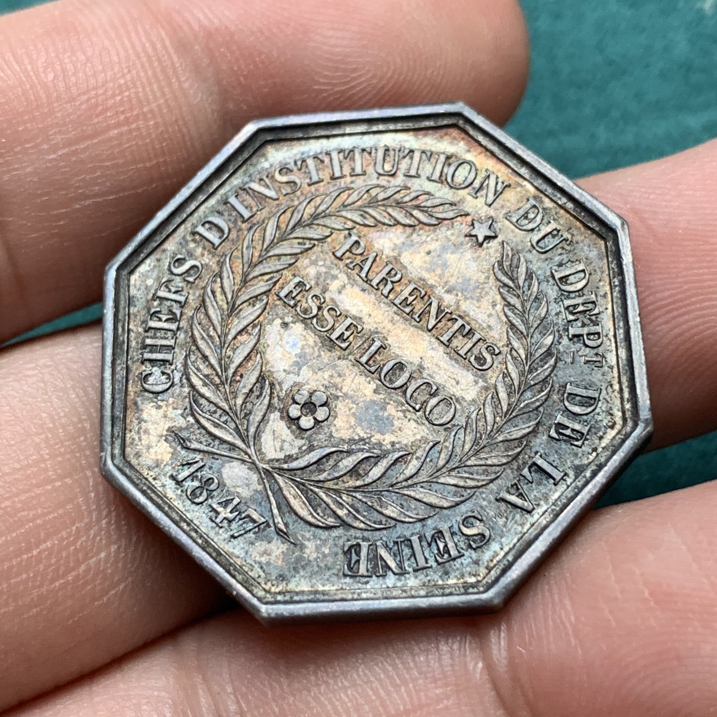 《竞宝斋》八角代币+章牌专场！第182场-周日，周一，周二 3场 (全场包邮) 法国1847年塞纳河系教学负责人八角银质代币 正面是查理大帝，手指铭标 15.09g，31mm