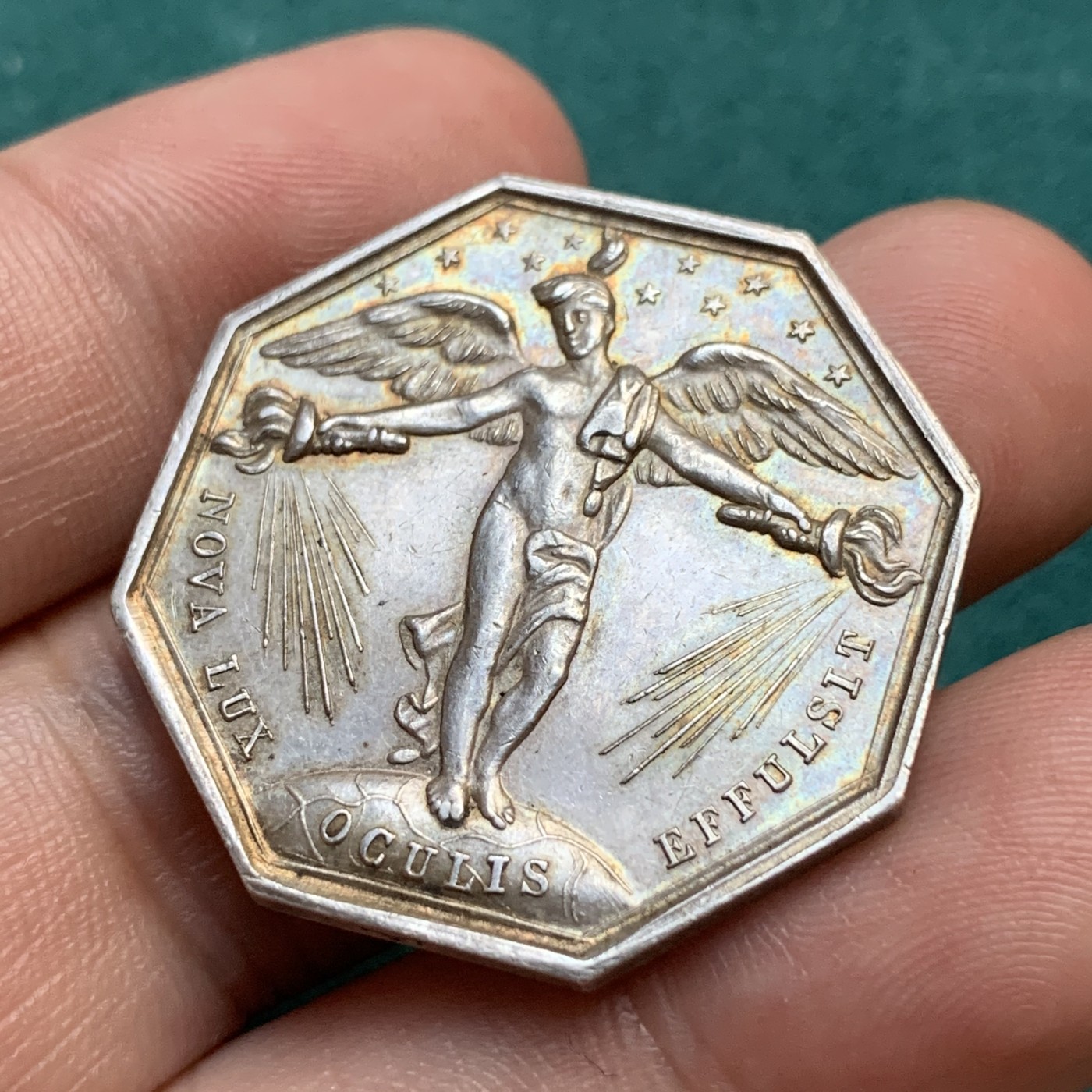 《竞宝斋》八角代币+章牌专场！第182场-周日，周一，周二 3场 (全场包邮) 法国1832-1841燃气照明公司八角银质代币，14.85g，32.3mm，油灯边铭，金黄包浆，少见品种