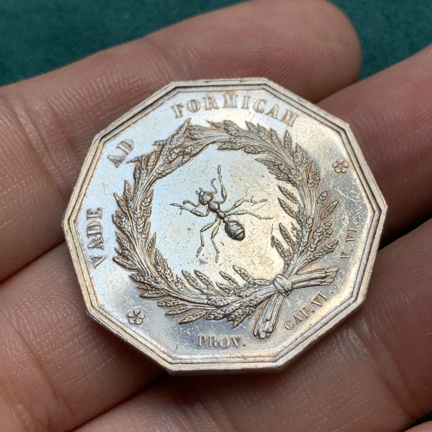 《竞宝斋》八角代币+章牌专场！第182场-周日，周一，周二 3场 (全场包邮) 法国1822年里昂地区蚂蚁储蓄银行十角银质代币jeton，16.07g，32.6mm，丰饶角边铭，像蚂蚁般一点点储蓄