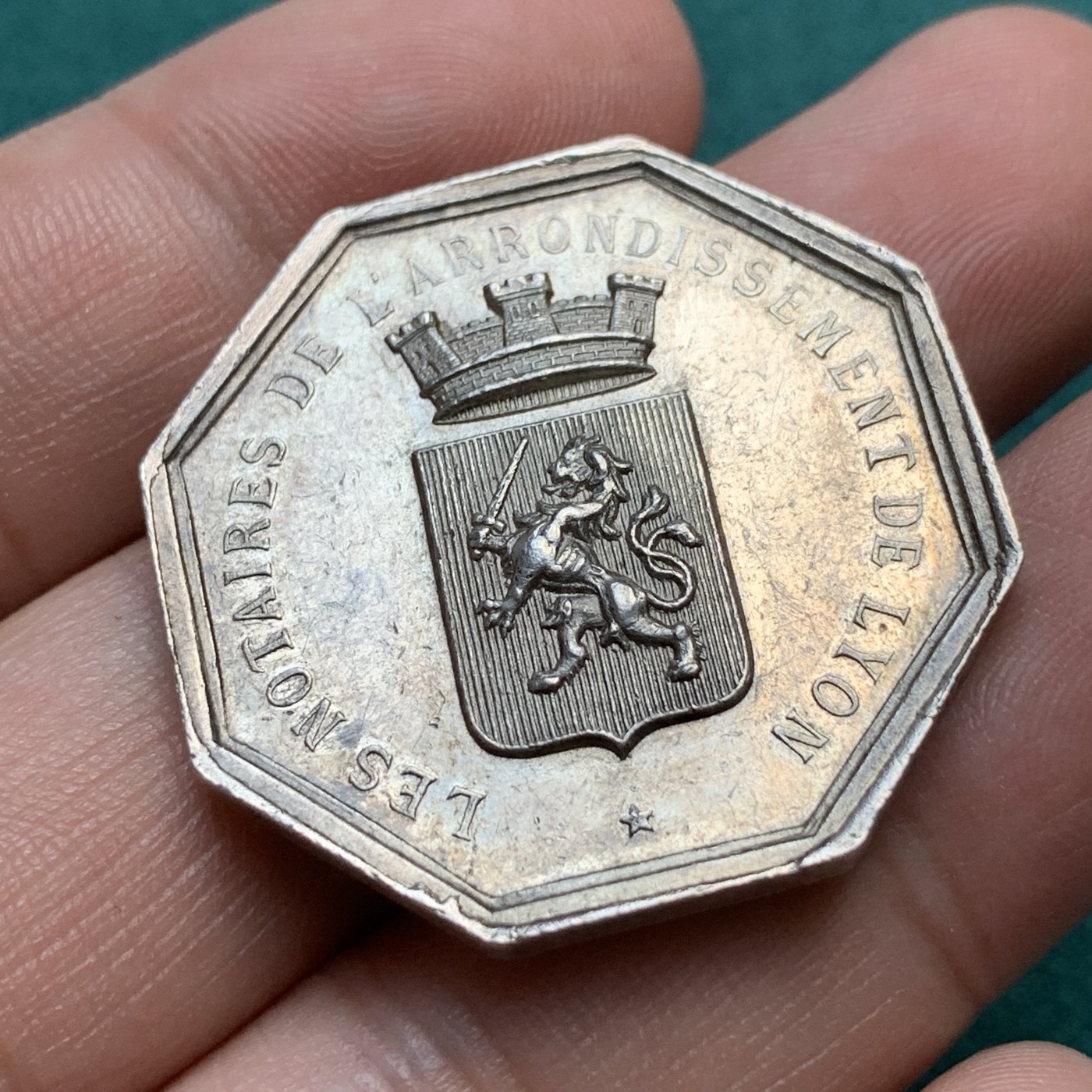 《竞宝斋》八角代币+章牌专场！第182场-周日，周一，周二 3场 (全场包邮) 法国八角银质jeton代币，里昂公证人，14.26g，32.8mm，蜜蜂边铭