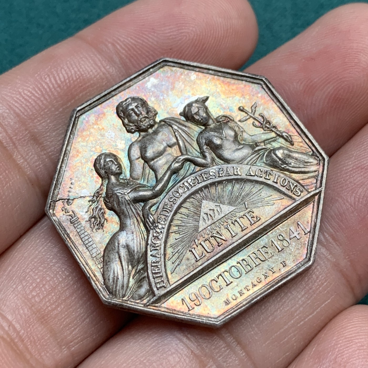 《竞宝斋》八角代币+章牌专场！第182场-周日，周一，周二 3场 (全场包邮) 法国保险信用联盟八角银质代币，18.98g，34.3mm，手指边铭，超高浮雕高边，少见的墨丘利女性形象，细节极好，五彩包浆