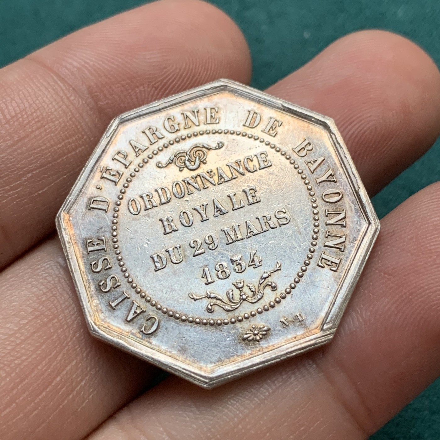 《竞宝斋》八角代币+章牌专场！第182场-周日，周一，周二 3场 (全场包邮) 法国1834年巴约讷储蓄银行JETON银质八角，13.29g，31.2mm，丰饶角边铭