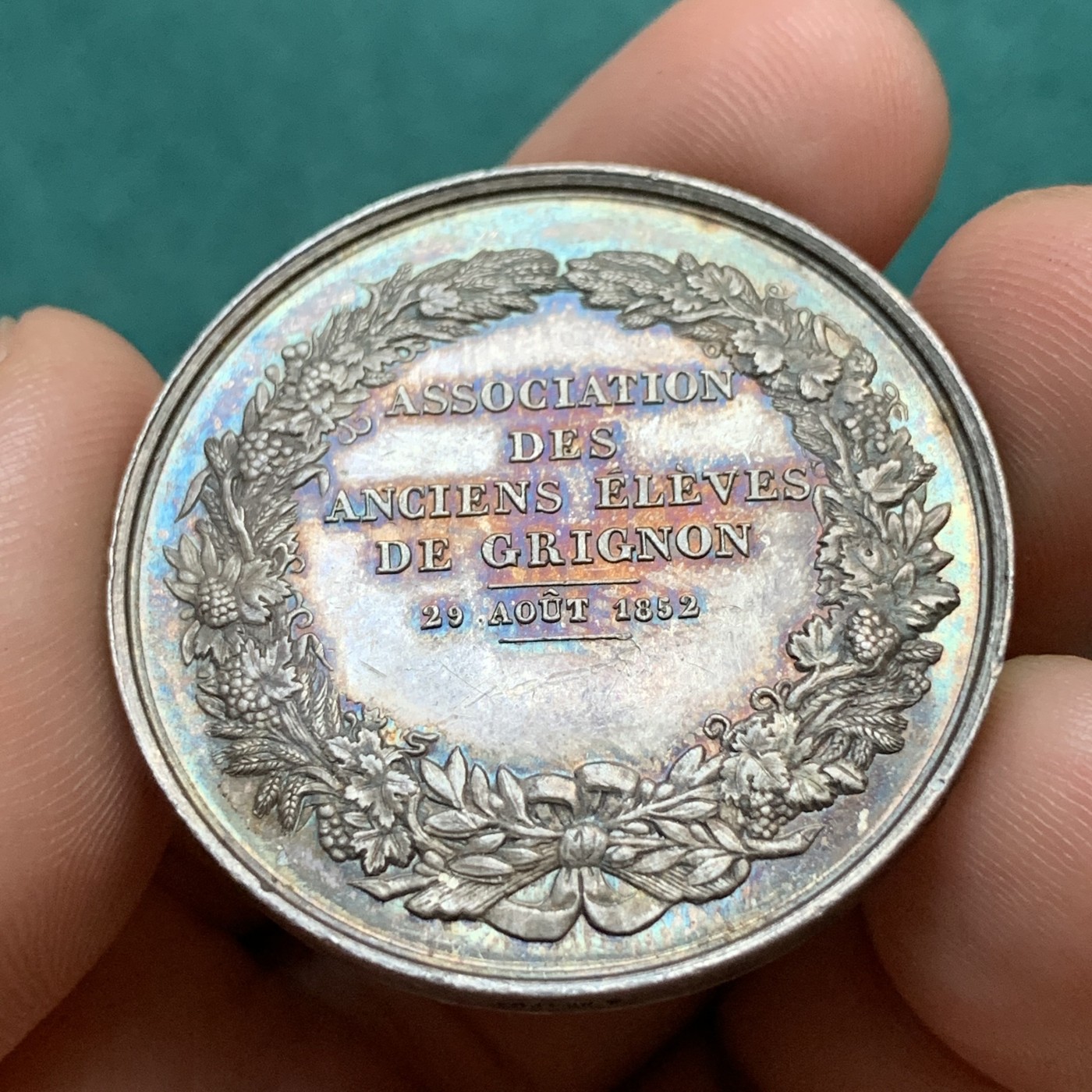 《竞宝斋》八角代币+章牌专场！第182场-周日，周一，周二 3场 (全场包邮) 法国格里尼翁校友会银质代币，23.38g，37mm，蜜蜂边铭，奥古斯丁·贝拉 (Augustin Bella) 右侧的胸像，他是格里尼翁皇家农艺研究所的第一任所长，五彩包浆