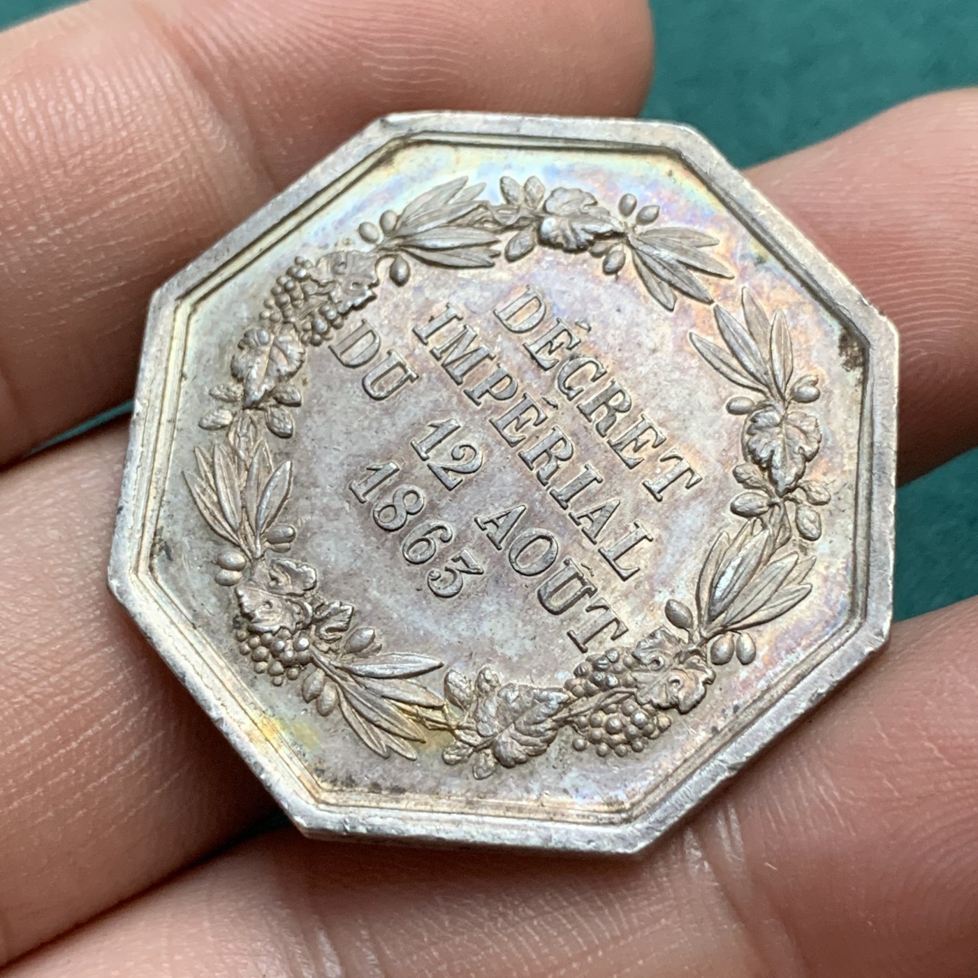 《竞宝斋》八角代币+章牌专场！第182场-周日，周一，周二 3场 (全场包邮) 法国中央保险公司八角银质jeton，小名誉品放射龙，19.96g，34.6mm，丰饶角边铭，五彩包浆