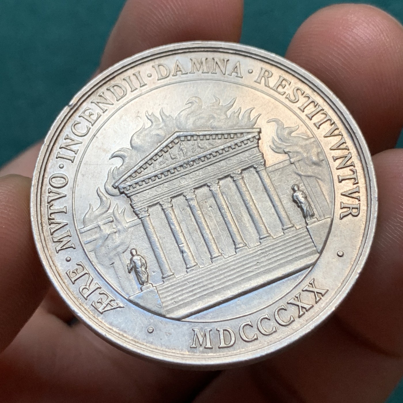 《竞宝斋》八角代币+章牌专场！第182场-周日，周一，周二 3场 (全场包邮) 法国欧莱雅保险公司银质代币，23.33g，37.7mm，丰饶角边铭