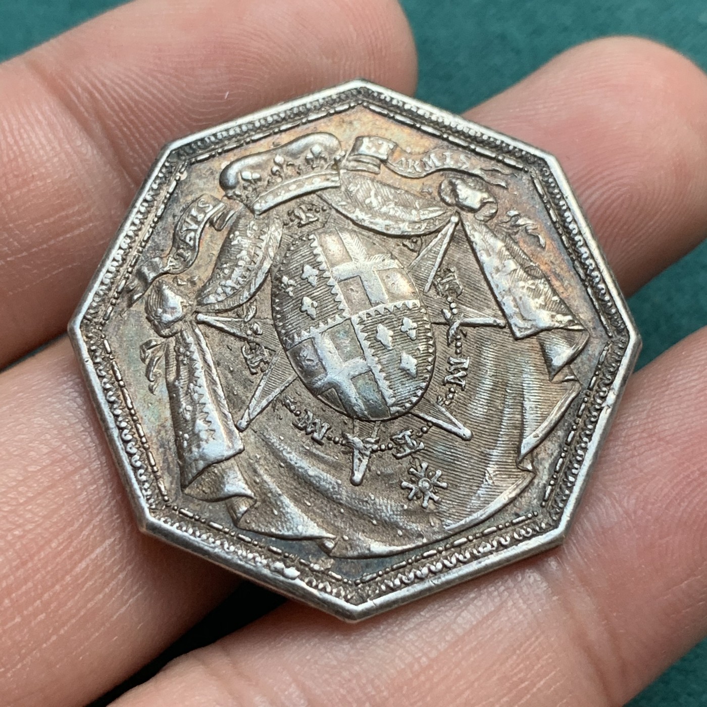 《竞宝斋》八角代币+章牌专场！第182场-周日，周一，周二 3场 (全场包邮) 纪念1773年法国的路易斯·斯坦尼斯拉斯（未来的路易十八）的加冕八角银质代币，正面带有卡梅尔山和圣拉扎尔骑士团徽章的盾牌，少见品种 14.89g，33.6mm，早期18世纪风格