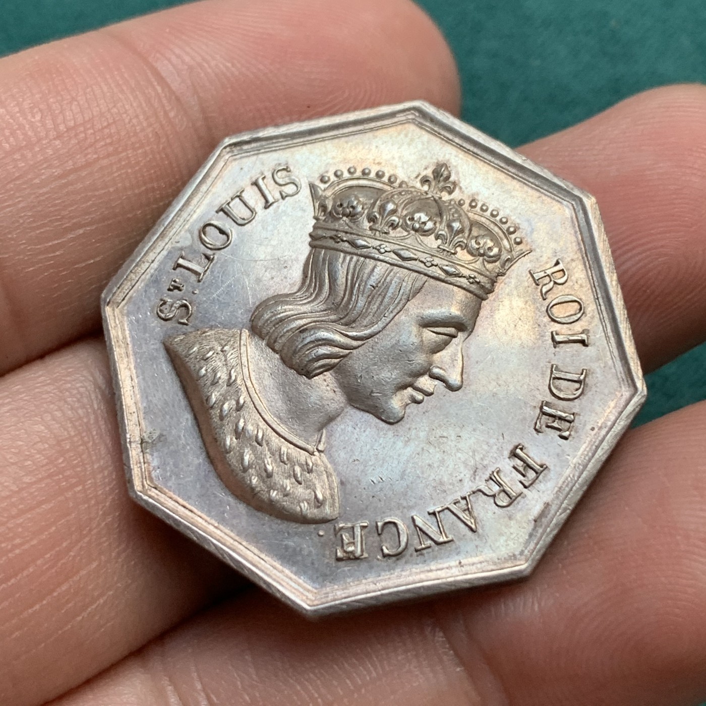 《竞宝斋》八角代币+章牌专场！第182场-周日，周一，周二 3场 (全场包邮) 法国桑斯地区公证人JETON银质八角代币，31.4mm，14.26克，手指边铭（1845-1860），法王圣路易半身像，高点俱在