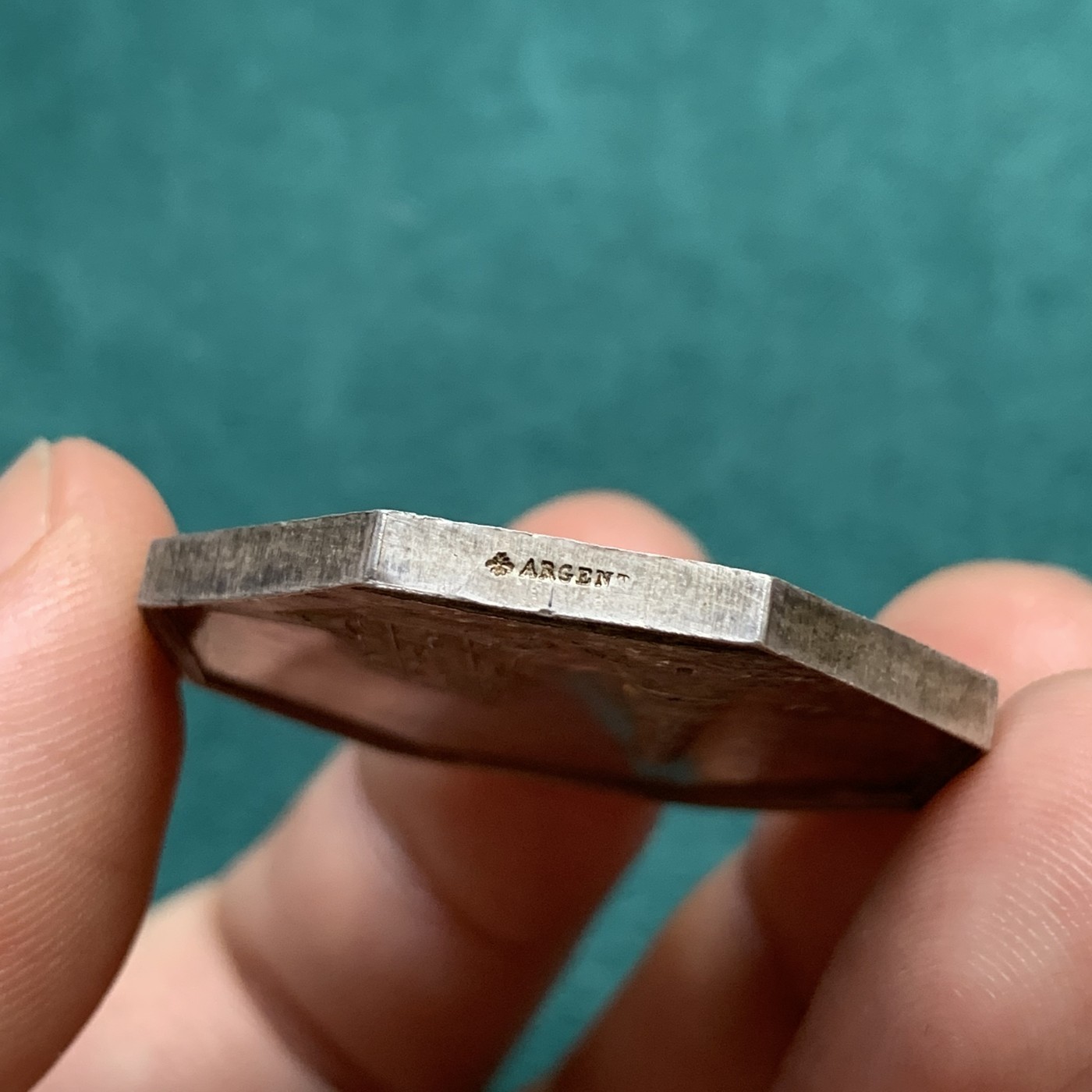 《竞宝斋》八角代币+章牌专场！第182场-周日，周一，周二 3场 (全场包邮) 名誉品法国波尔多吉伦特海事安全协会银质八角代币，高浮雕的科尔杜安灯塔，金黄包浆就像泛着夕阳的海景，油画状态，重20.15克，对边34.6mm，蜜蜂边铭