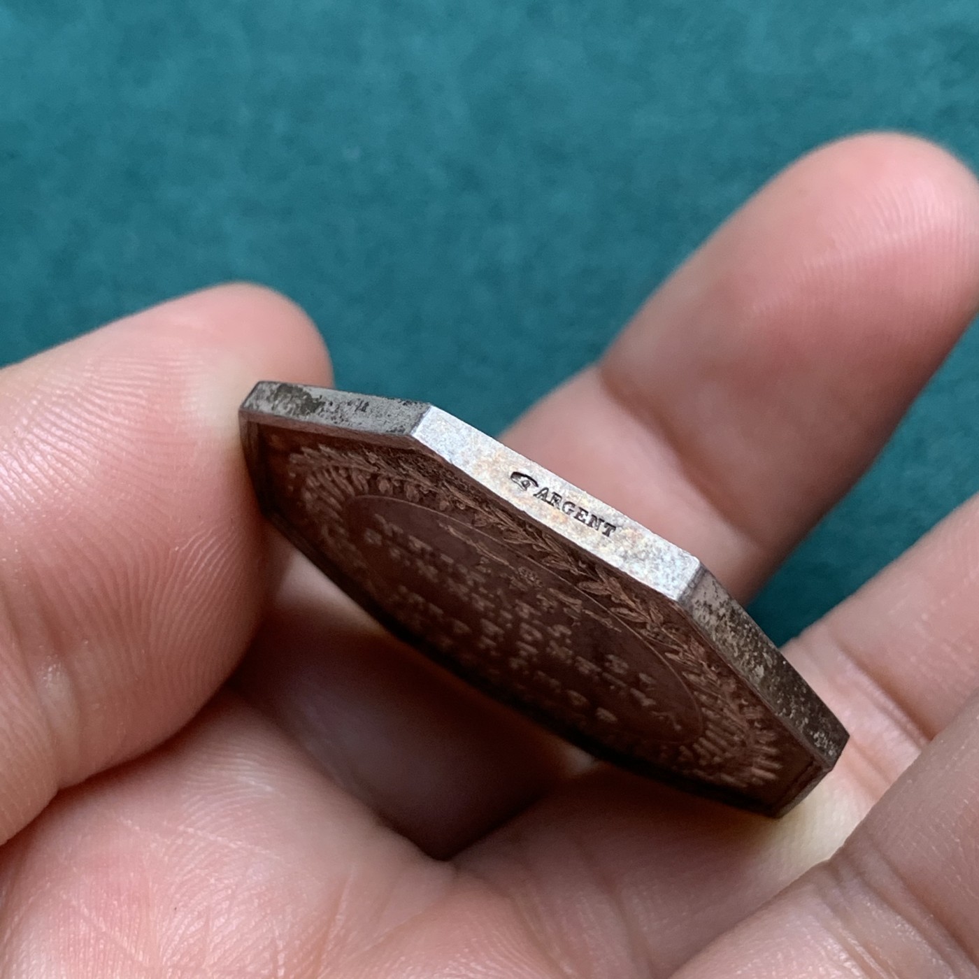 《竞宝斋》八角代币+章牌专场！第182场-周日，周一，周二 3场 (全场包邮) 法国保险信用联盟八角银质代币，18.98g，34.3mm，手指边铭，超高浮雕高边，少见的墨丘利女性形象，细节极好，五彩包浆