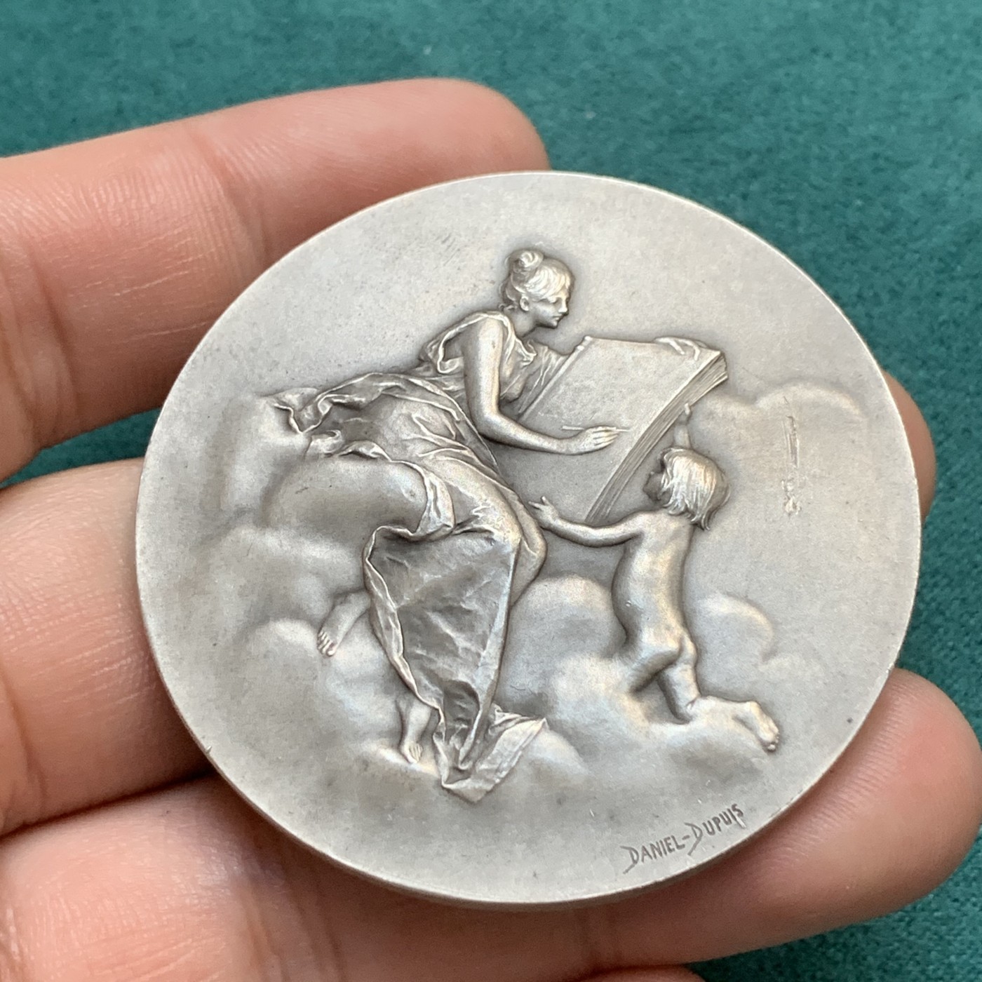 《竞宝斋》八角代币+章牌专场！第182场-周日，周一，周二 3场 (全场包邮) 经典的法国“云端天使”银章，60.42g，50mm，丰饶角+1银标，右边有些许擦损，其余品相完好