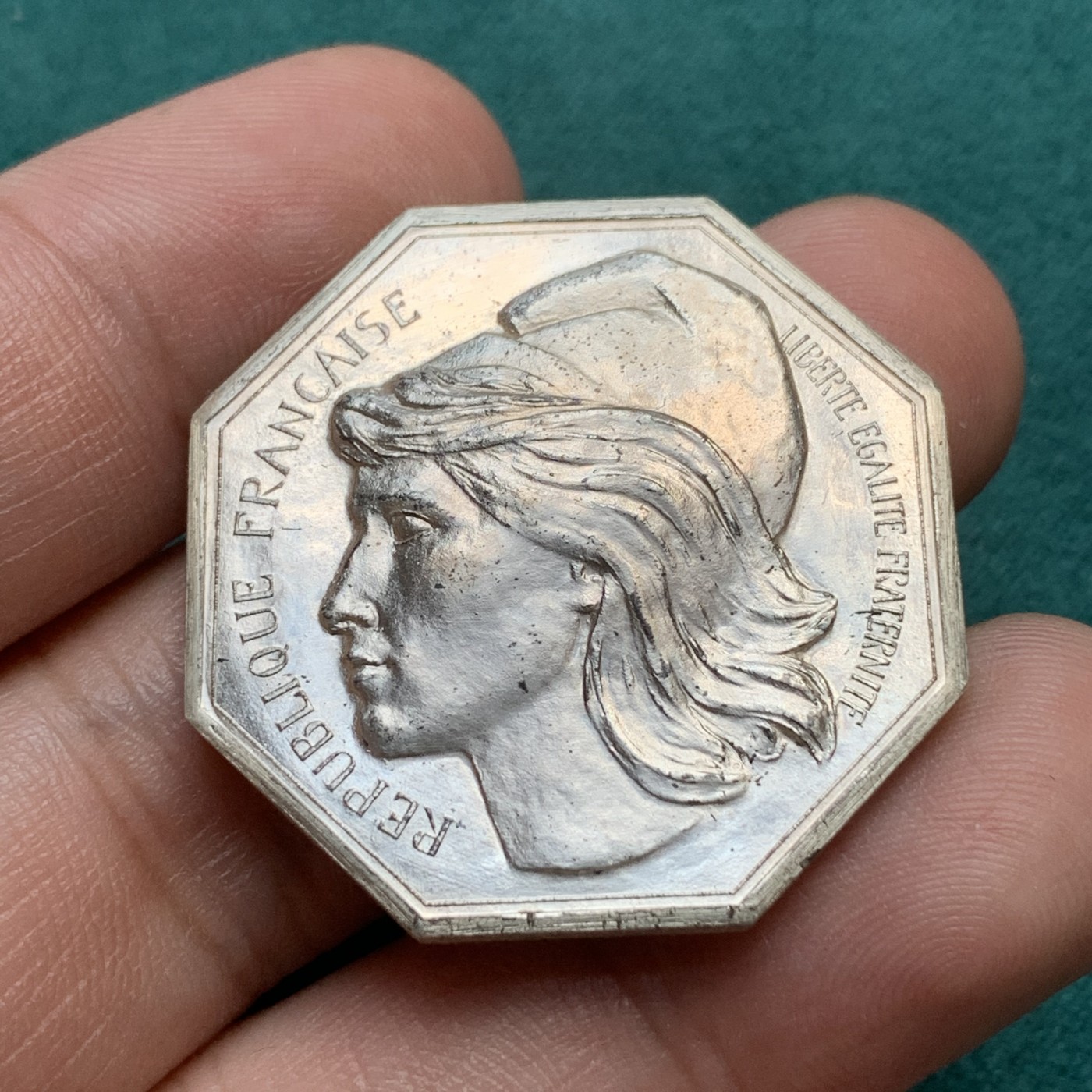 《竞宝斋》八角代币+章牌专场！第182场-周日，周一，周二 3场 (全场包邮) 法国第五共和国1974年总统瓦莱里·季斯卡·德斯坦任职纪念八角银质jeton，正面为现代玛丽安娜形象，21.25g，33.2mm，丰饶角1AR边铭，背面10点钟方向有轻磕