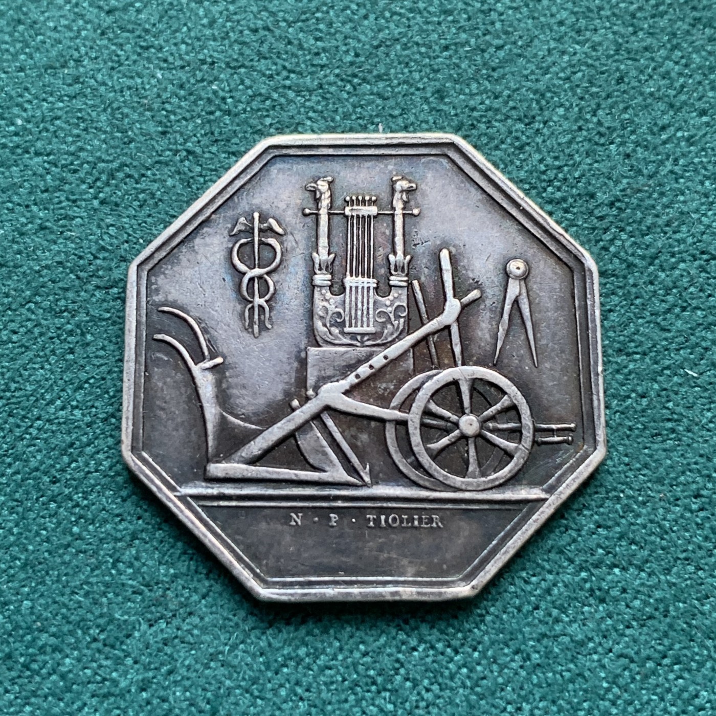 《竞宝斋》八角代币+章牌专场！第182场-周日，周一，周二 3场 (全场包邮) 法国莫城农业科学与艺术协会银质八角代币，25mm，7.72g，手指边铭（1845-1860年）