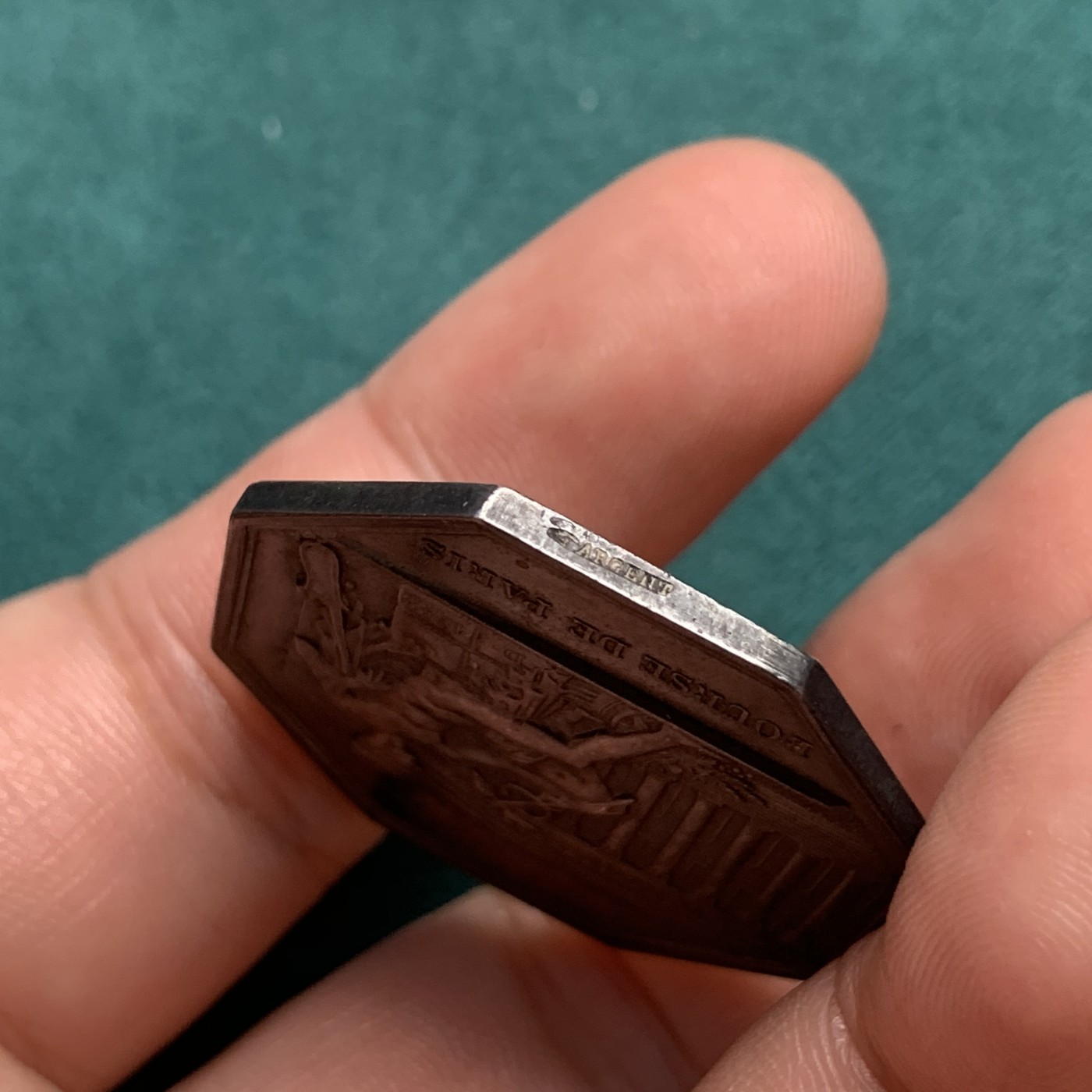 《竞宝斋》八角代币+章牌专场！第182场-周日，周一，周二 3场 (全场包邮) 法国巴黎证券交易所，贸易和保险经纪人JETON银质八角代币，16.92g，34mm，手指边铭，阴阳面包浆