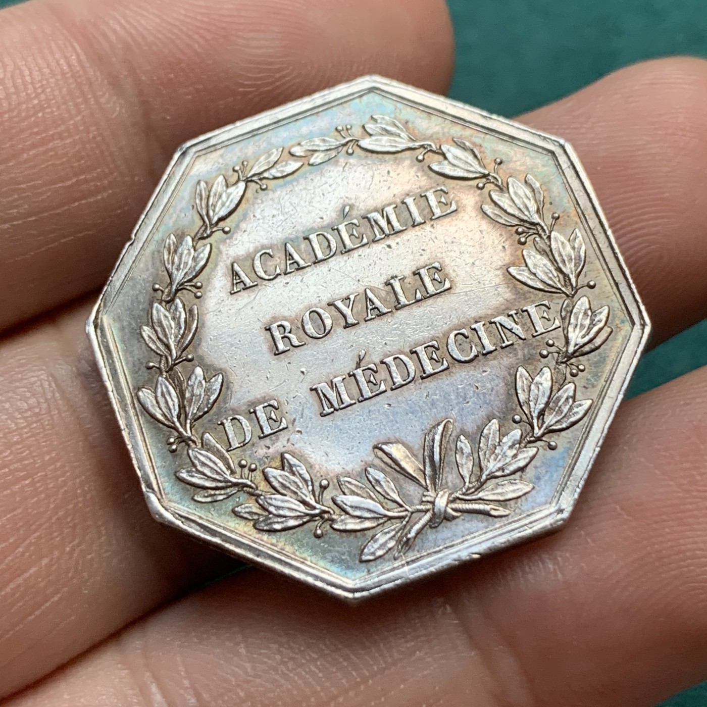 《竞宝斋》八角代币+章牌专场！第182场-周日，周一，周二 3场 (全场包邮) 法国八角银质代币，查理十世皇家医学院，13.37g，30.5mm，早期无边铭