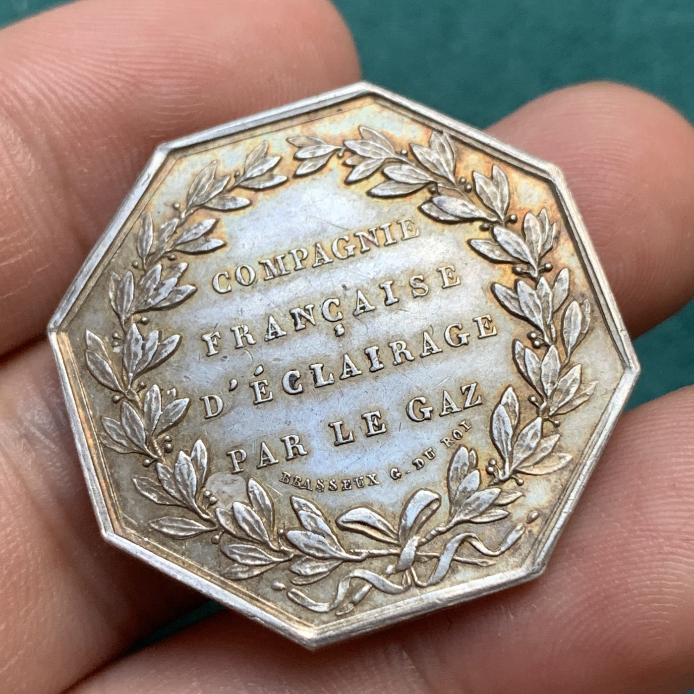 《竞宝斋》八角代币+章牌专场！第182场-周日，周一，周二 3场 (全场包邮) 法国1832-1841燃气照明公司八角银质代币，14.85g，32.3mm，油灯边铭，金黄包浆，少见品种