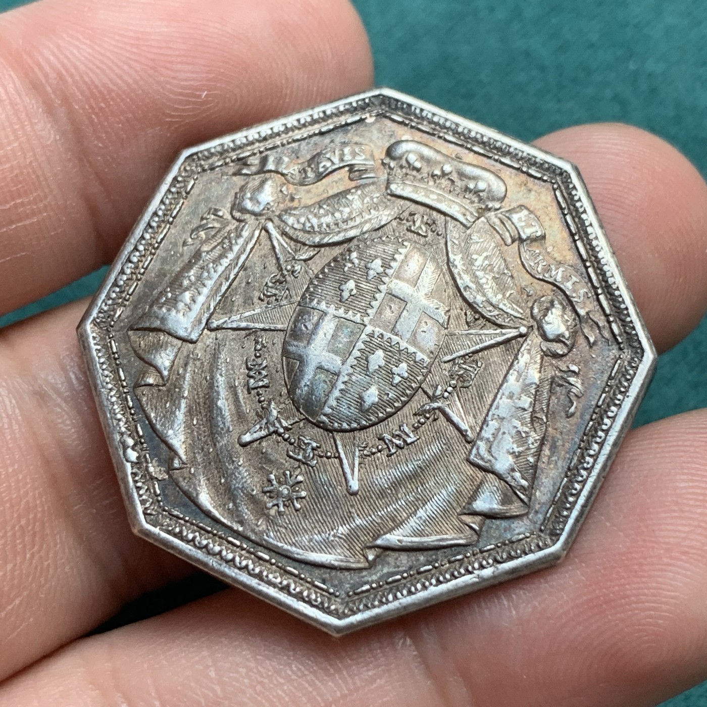 《竞宝斋》八角代币+章牌专场！第182场-周日，周一，周二 3场 (全场包邮) 纪念1773年法国的路易斯·斯坦尼斯拉斯（未来的路易十八）的加冕八角银质代币，正面带有卡梅尔山和圣拉扎尔骑士团徽章的盾牌，少见品种 14.89g，33.6mm，早期18世纪风格