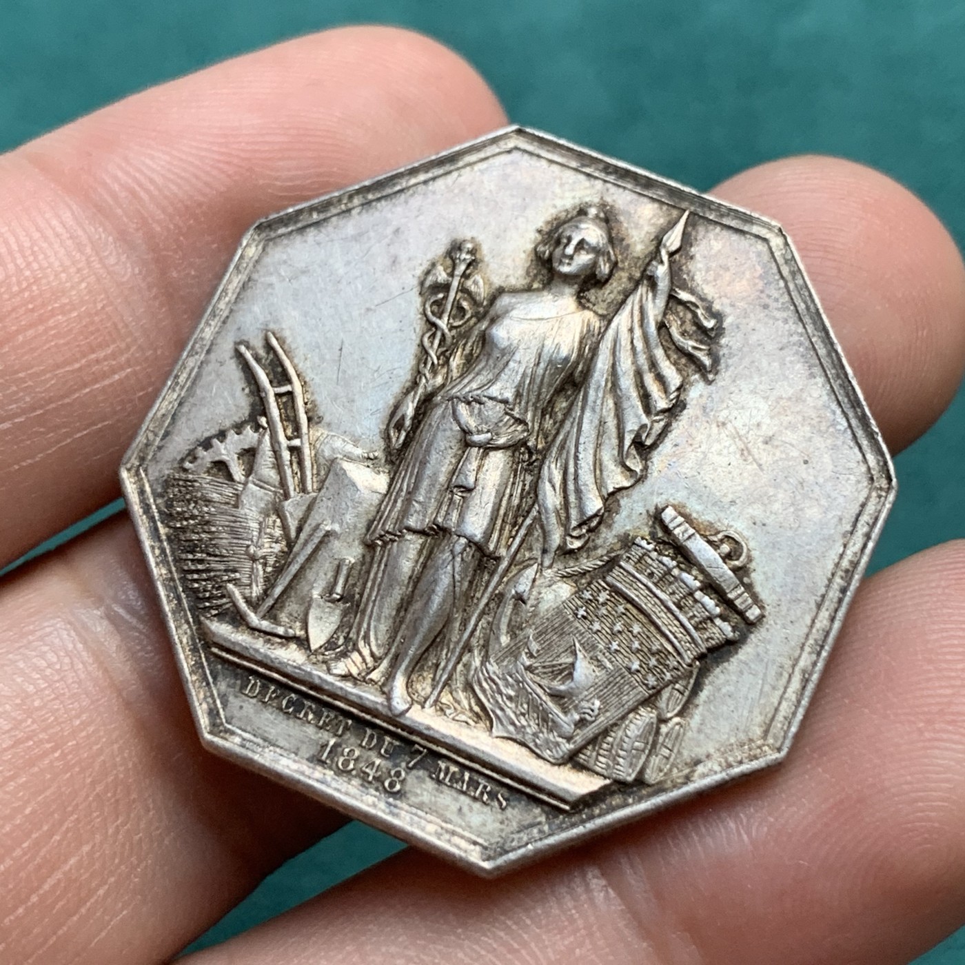 《竞宝斋》八角代币+章牌专场！第182场-周日，周一，周二 3场 (全场包邮) 法国巴黎贴现银行 八角银质代币，对边34.6mm，19.45g 菱形+950银标，金黄包浆