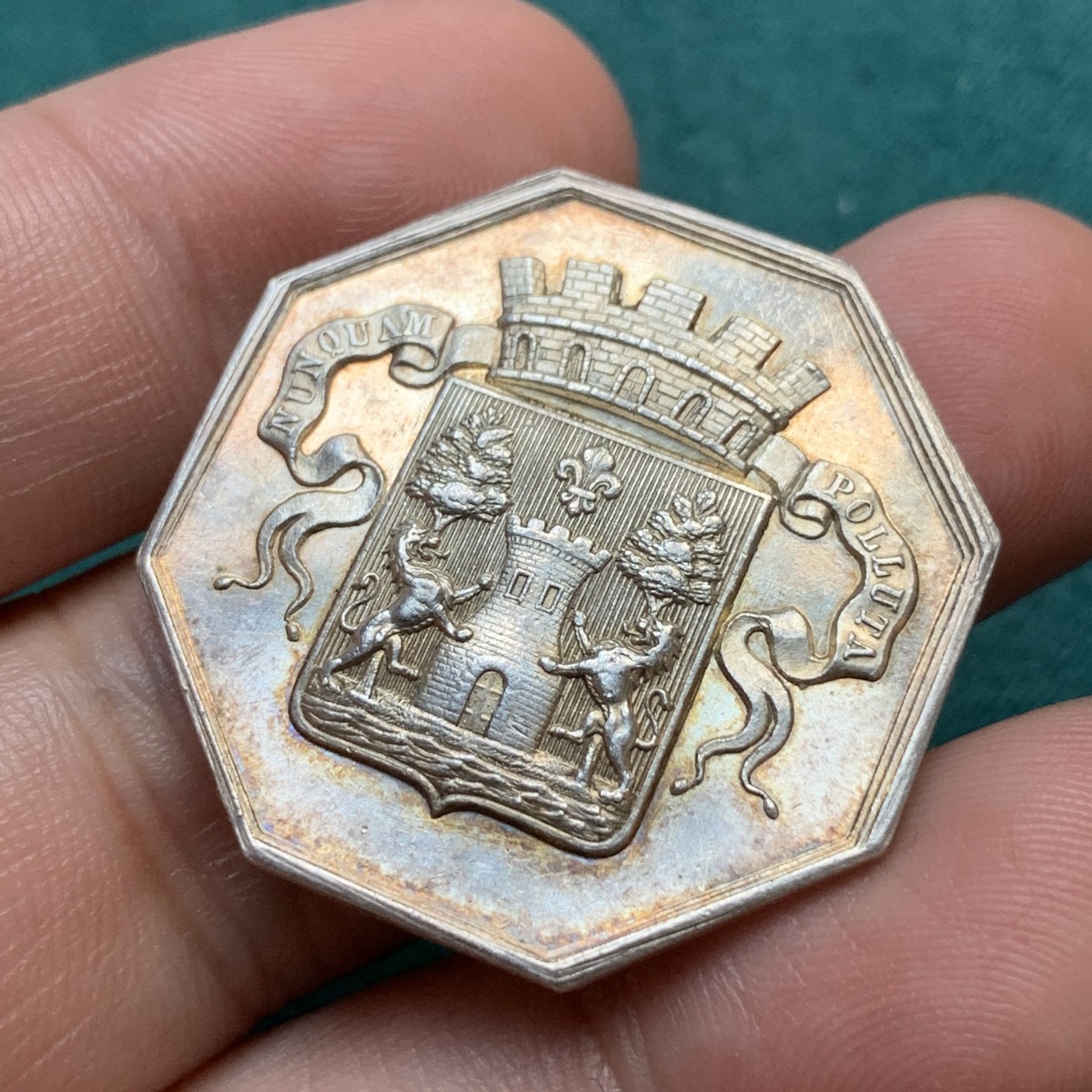 《竞宝斋》八角代币+章牌专场！第182场-周日，周一，周二 3场 (全场包邮) 法国1834年巴约讷储蓄银行JETON银质八角，13.29g，31.2mm，丰饶角边铭