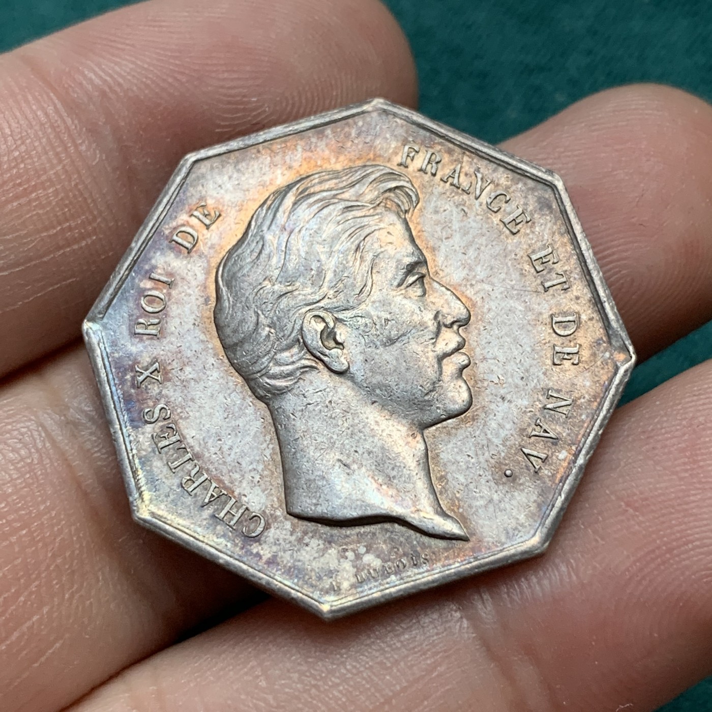 《竞宝斋》八角代币+章牌专场！第182场-周日，周一，周二 3场 (全场包邮) 少见法国早期查理十世八角银质代币，铭文“始终忠诚可信”，12.31g，30.5mm，早期无边铭，五彩包浆