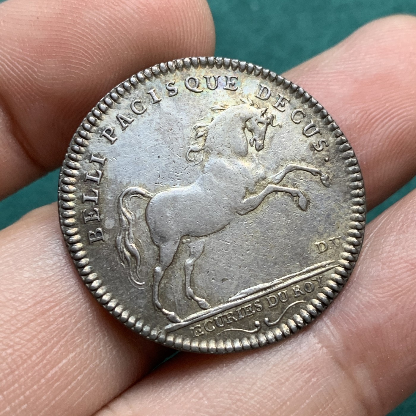 《竞宝斋》八角代币+章牌专场！第182场-周日，周一，周二 3场 (全场包邮) 少见的法国路易十五时期国王的马厩银质jeton，7.12g，29mm，铭文：战争与和平都是好的